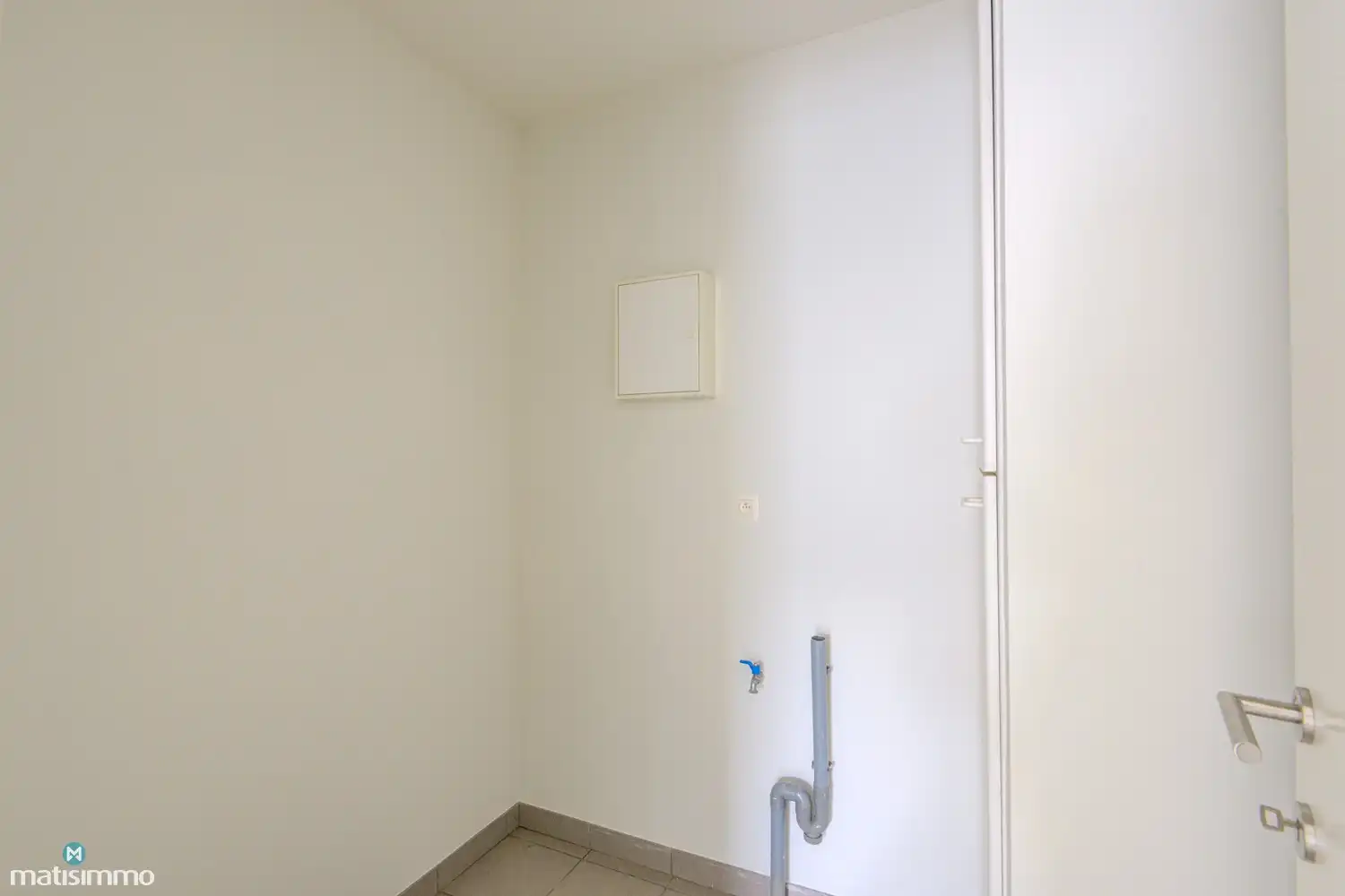 INSTAPKLAAR GELIJKVLOERS APPARTEMENT MET 2 SLAAPKAMERS, BERGING EN AUTOSTAANPLAATS NABIJ HET CENTRUM VAN BILZEN foto 9