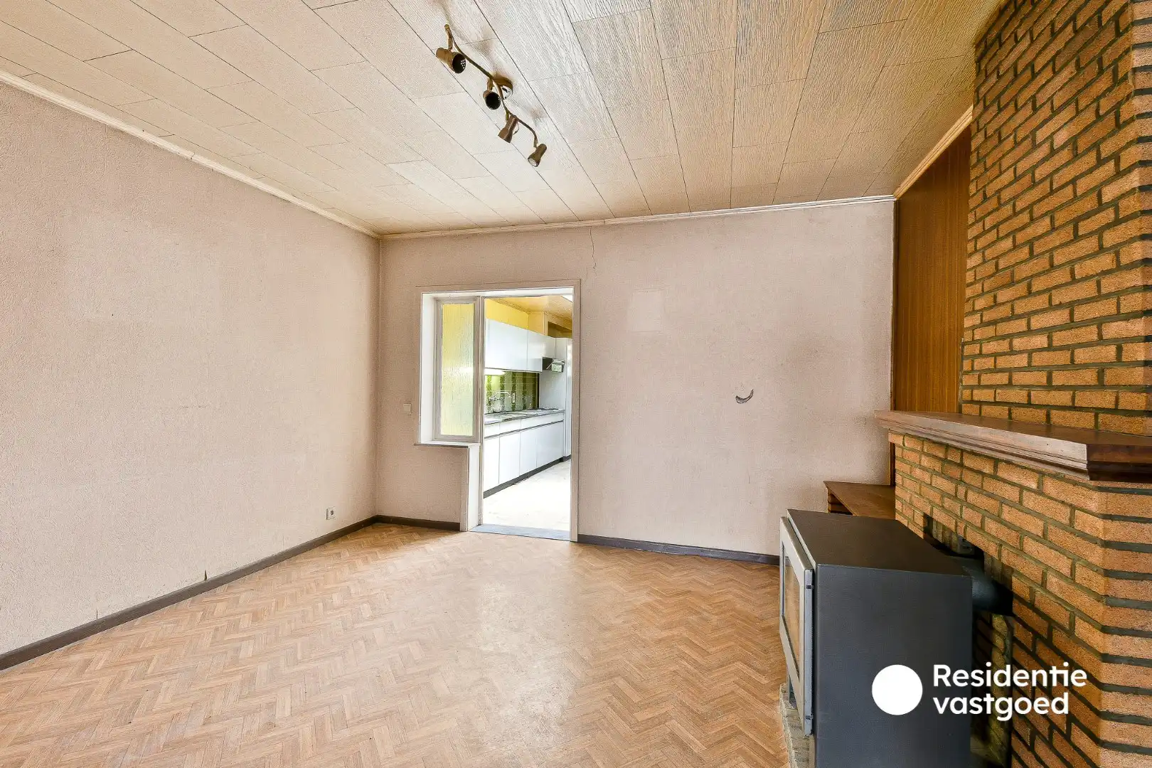 Te renoveren rijwoning met twee slaapkamers en tuin foto 3