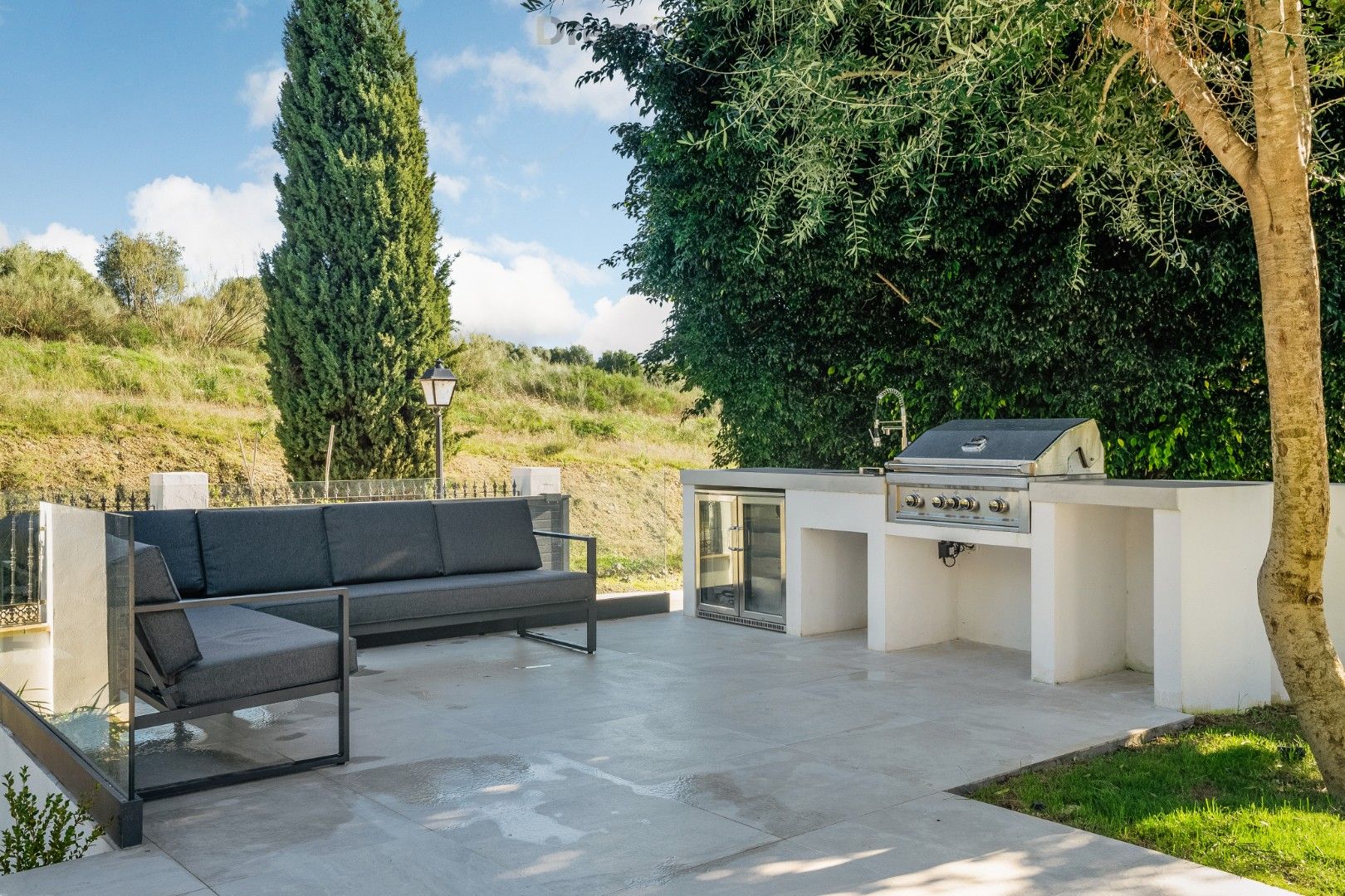 Een moderne familie villa te El Paraiso, Benahavis, New Golden Mile foto 14