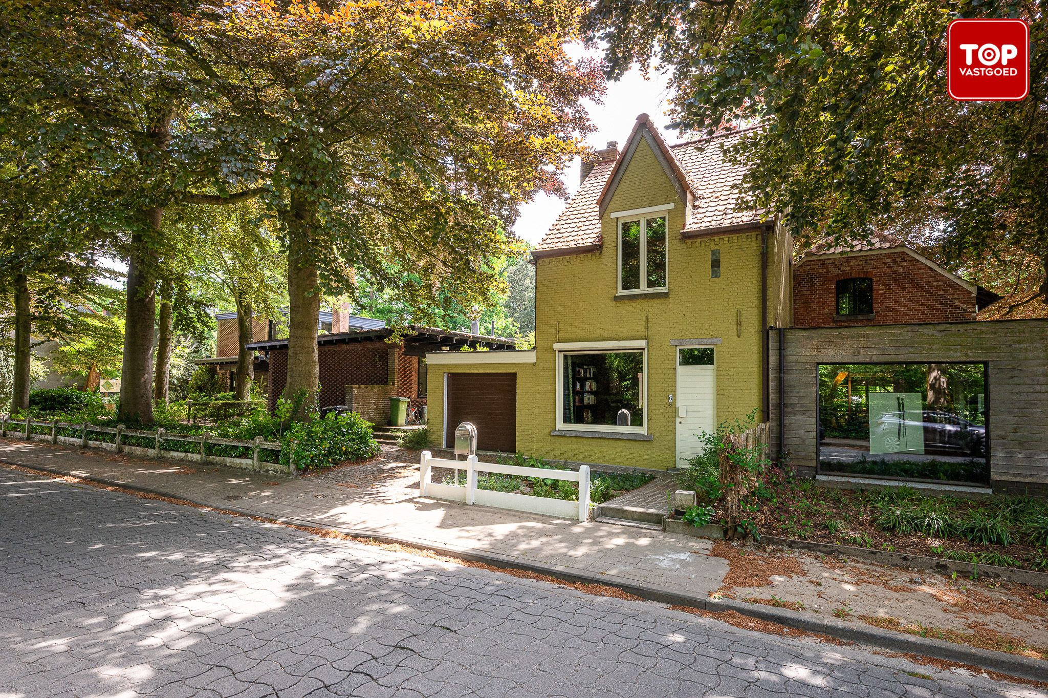 Charmante halfopen woning met fantastische tuin op een Topligging in Sint-Denijs-Westrem foto {{pictureIndex}}