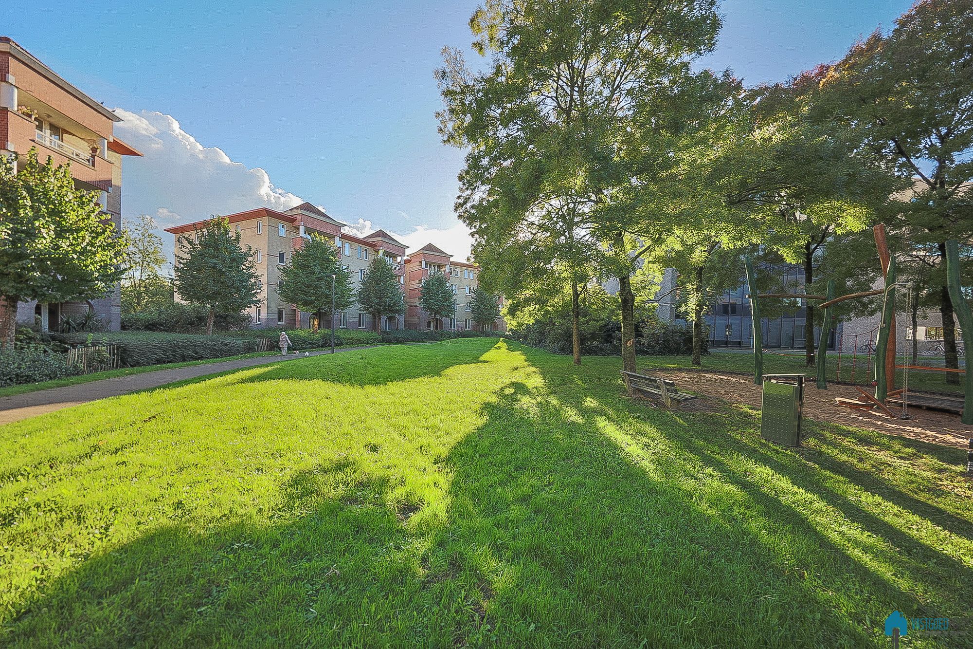 Ruim en goed gelegen appartement met balkon foto 2