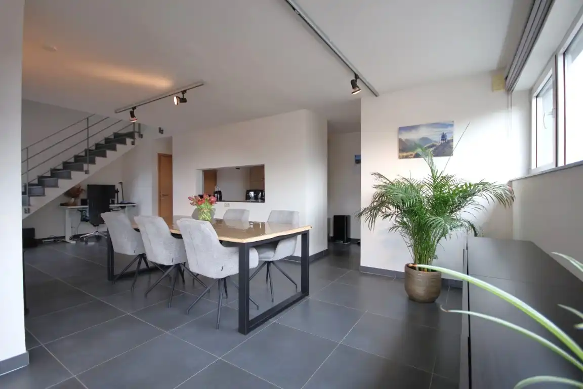 Rustig gelegen duplex appartement, met garage en extra staanplaats op wandelafstand van het centrum van Sint-Truiden. foto 3