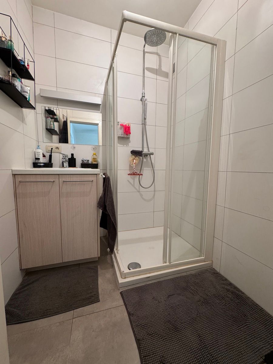 Vernieuwd gelijkvloers-appartement met 2 slaapkamers en koer foto 9