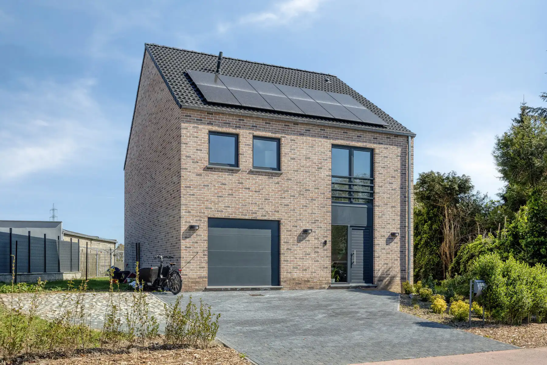 Leemans immobiliën biedt u deze uitzonderlijk ruime en energiezuinige woning aan in Merchtem! foto {{pictureIndex}}