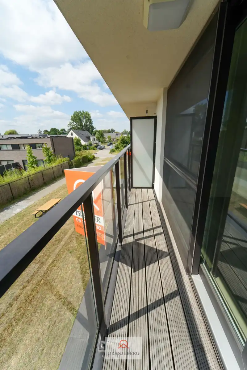 Recent één-slpk app met terras en staanplaats! foto 5