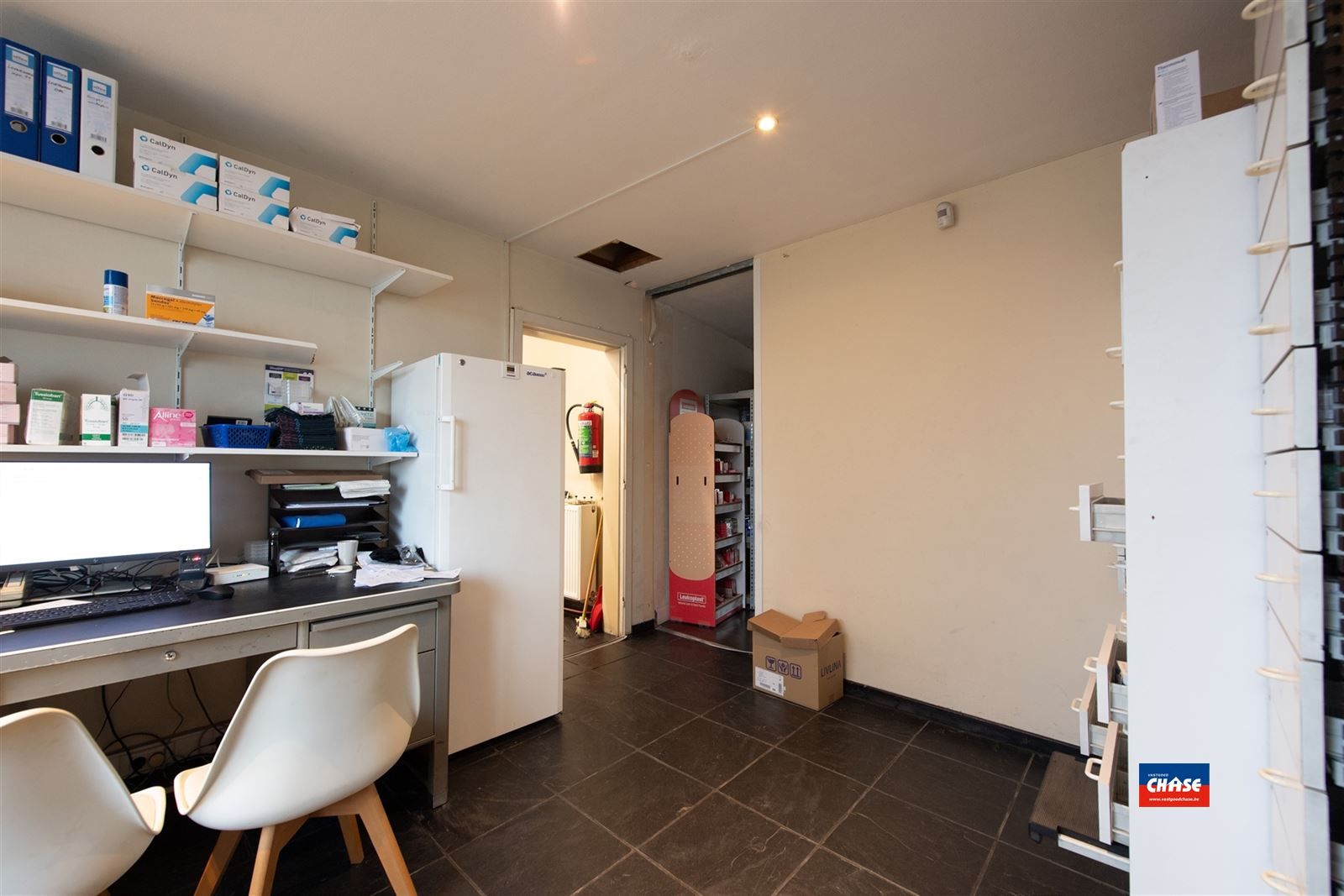 Handelshuis met groot appartement, garage en tuin foto 17