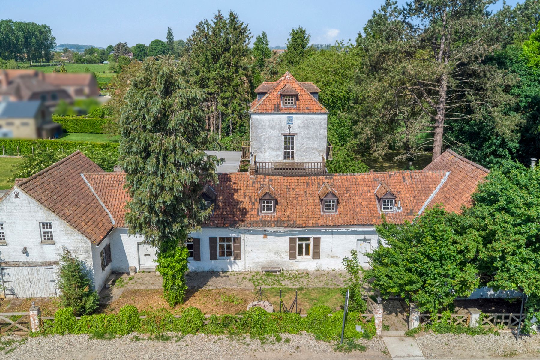 Hoofdfoto van de publicatie: Unieke villa met binnenzwembad op 1,9Ha.