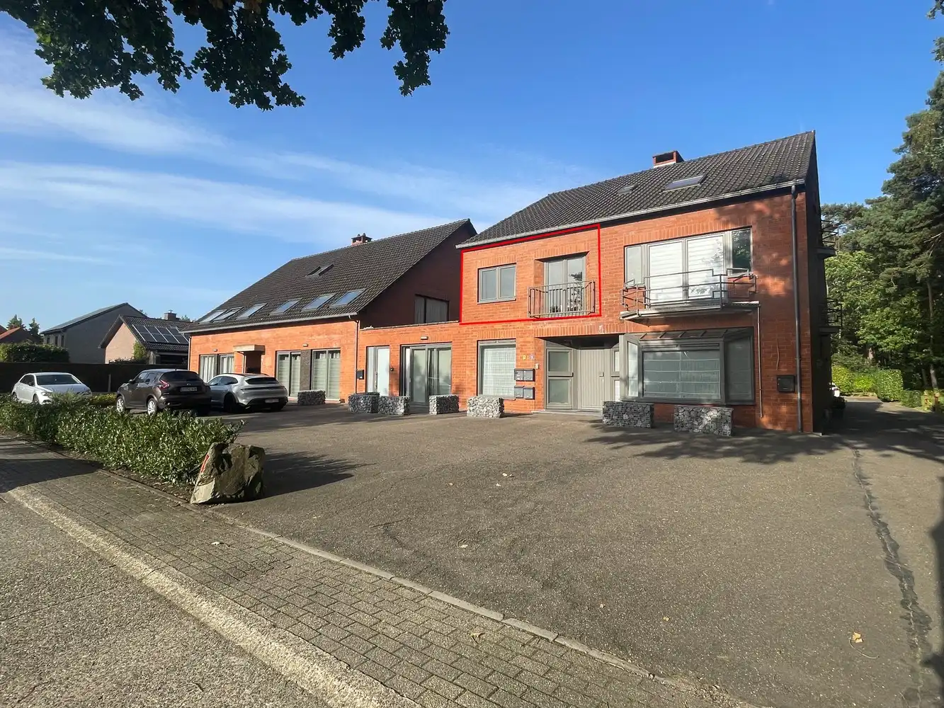 Te huur in het centrum van Zutendaal – Gelijkvloers appartement met garage en terras foto {{pictureIndex}}