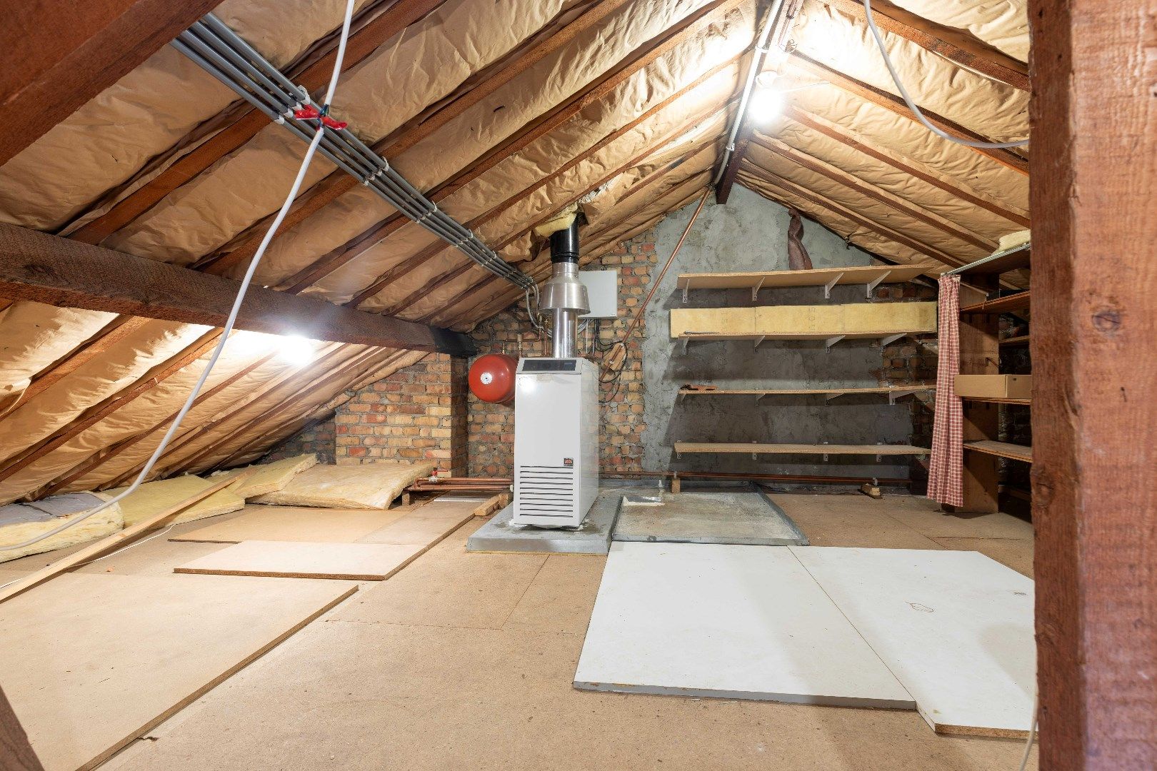 Uiterst ruime woning met mog. tot zeven slaapkamers, twee garages en zongerichte tuin te Sint-Kruis. foto 19