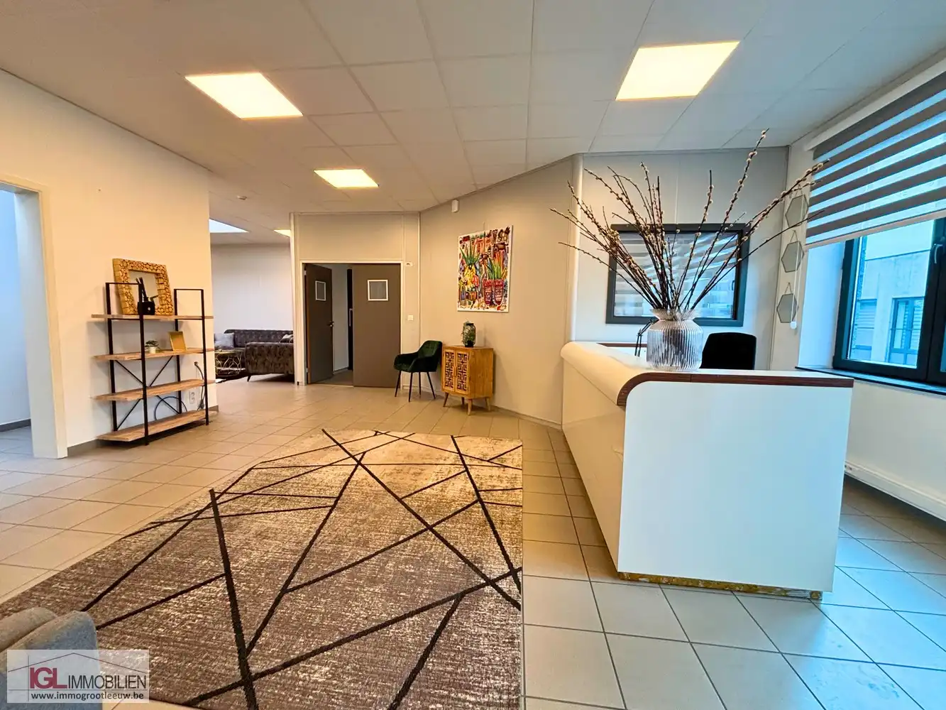 Flexibele bureauruimte met vergaderruimtes en parkeerplaatsen in Drogenbos foto {{pictureIndex}}