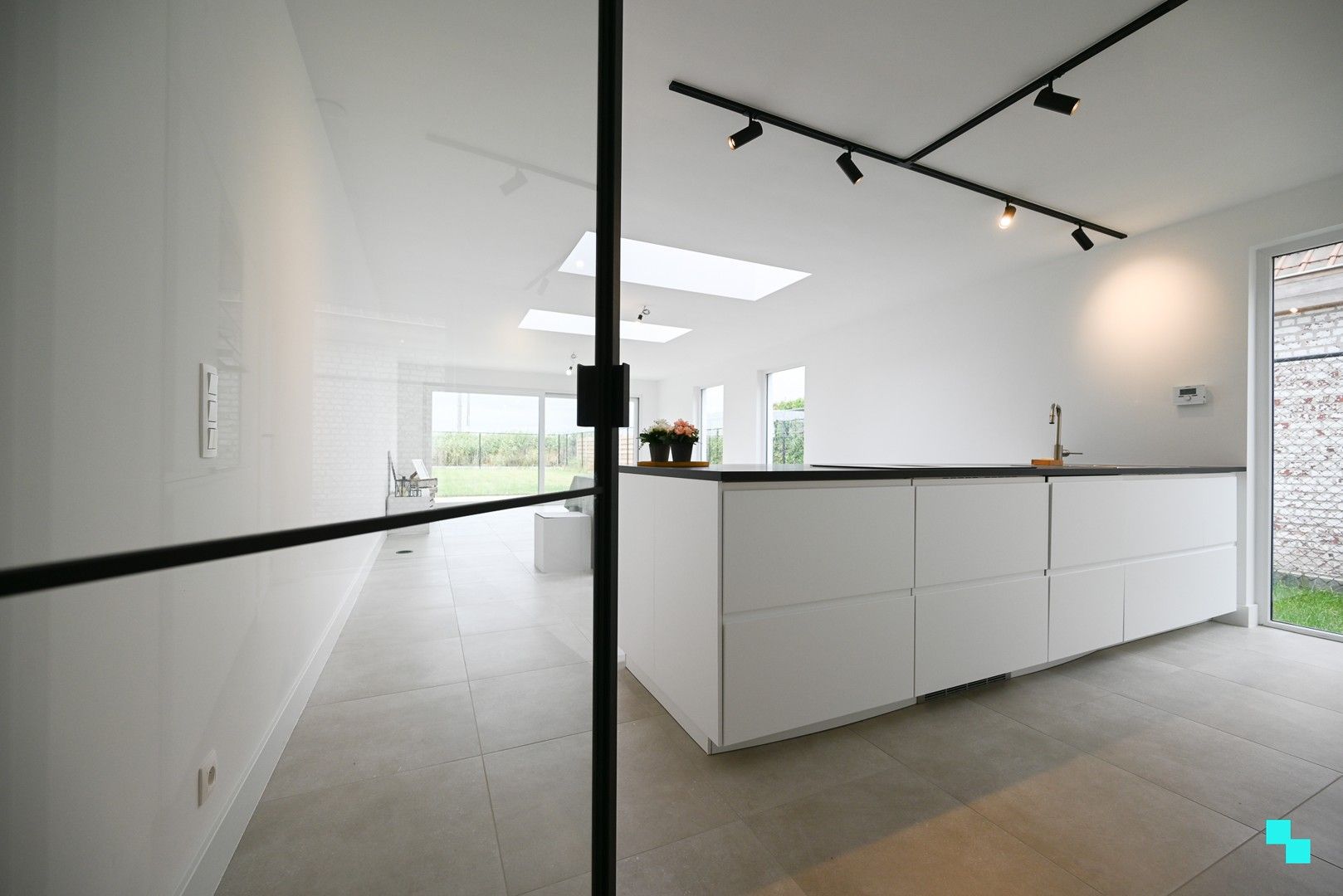 Volledig afgewerkte en instapklare nieuwbouwwoning te Ingelmunster foto {{pictureIndex}}