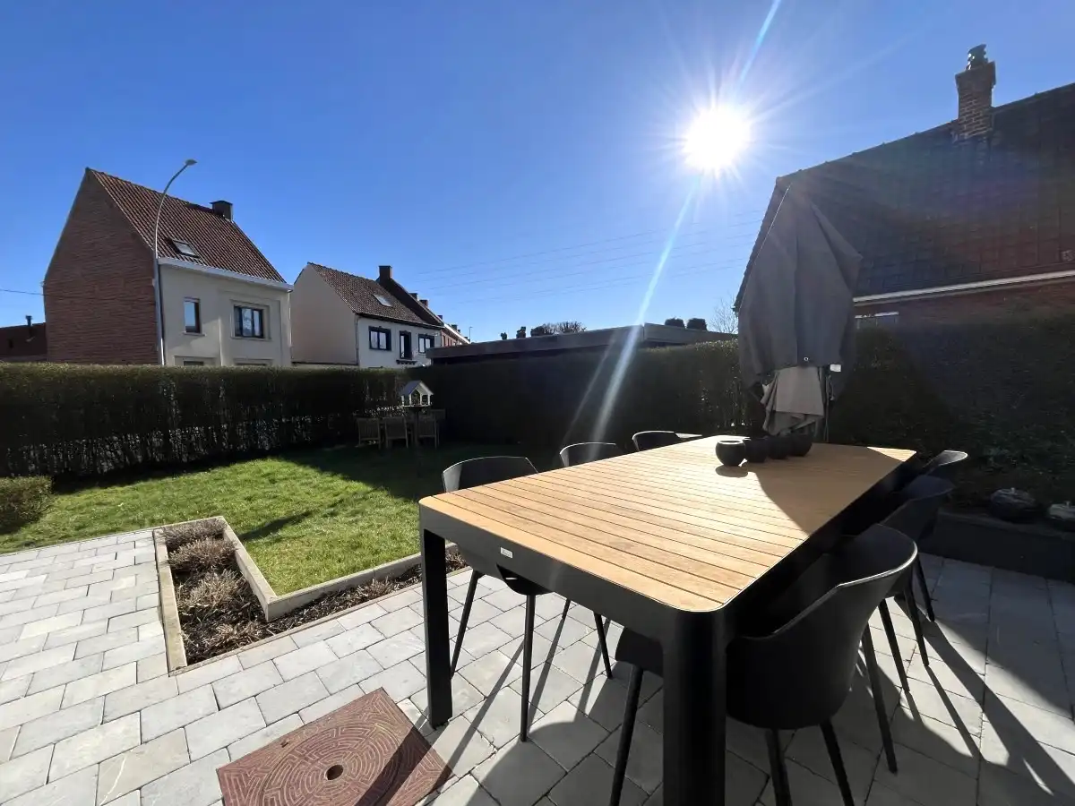 Izegem - Volledig gerenoveerde open bebouwing met zonnige tuin foto 15