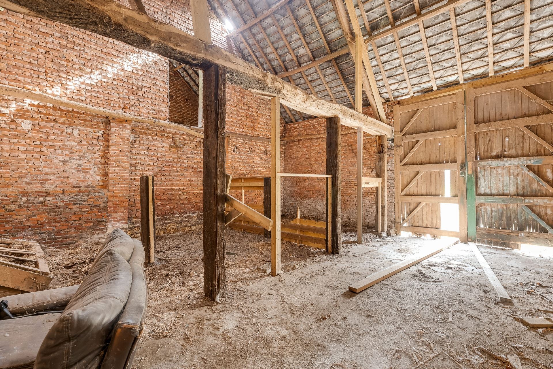 Charmante, volledig te renoveren of herop te bouwen hoeve op een perceel van bijna 2 hectare foto 10