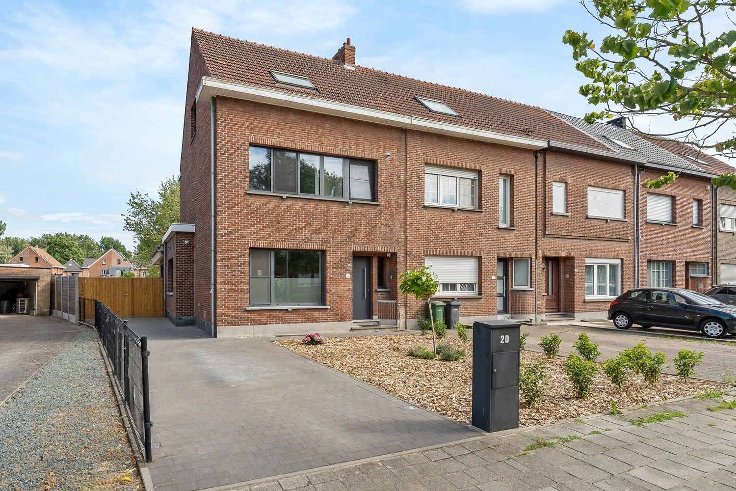 Deels gerenoveerde woning met 5 slpkrs en grote omheinde tuin foto {{pictureIndex}}
