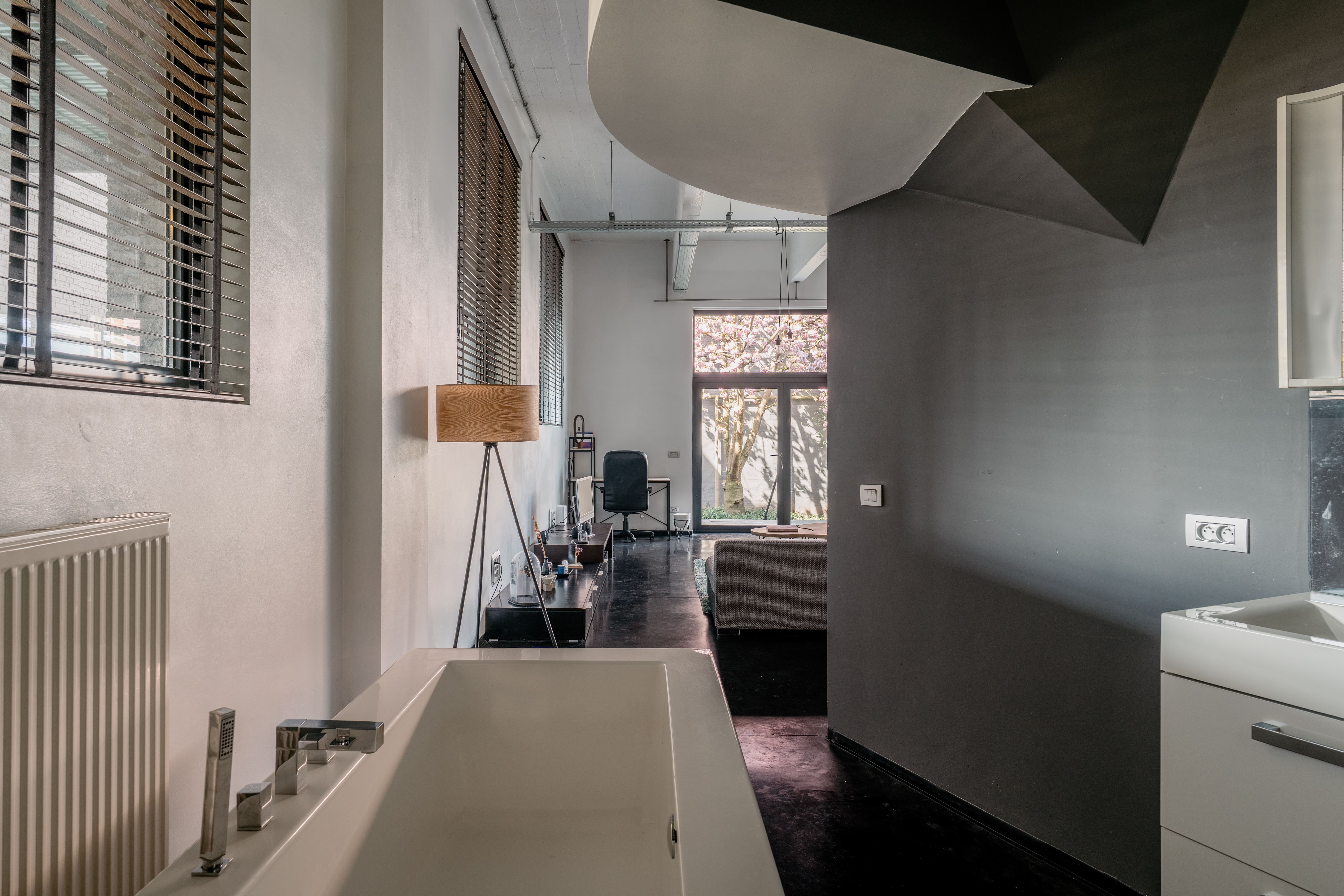 In OPTION by George: een loft met tuin waarin de Japanse kerselaar al even intens floreert als de buurt foto 13
