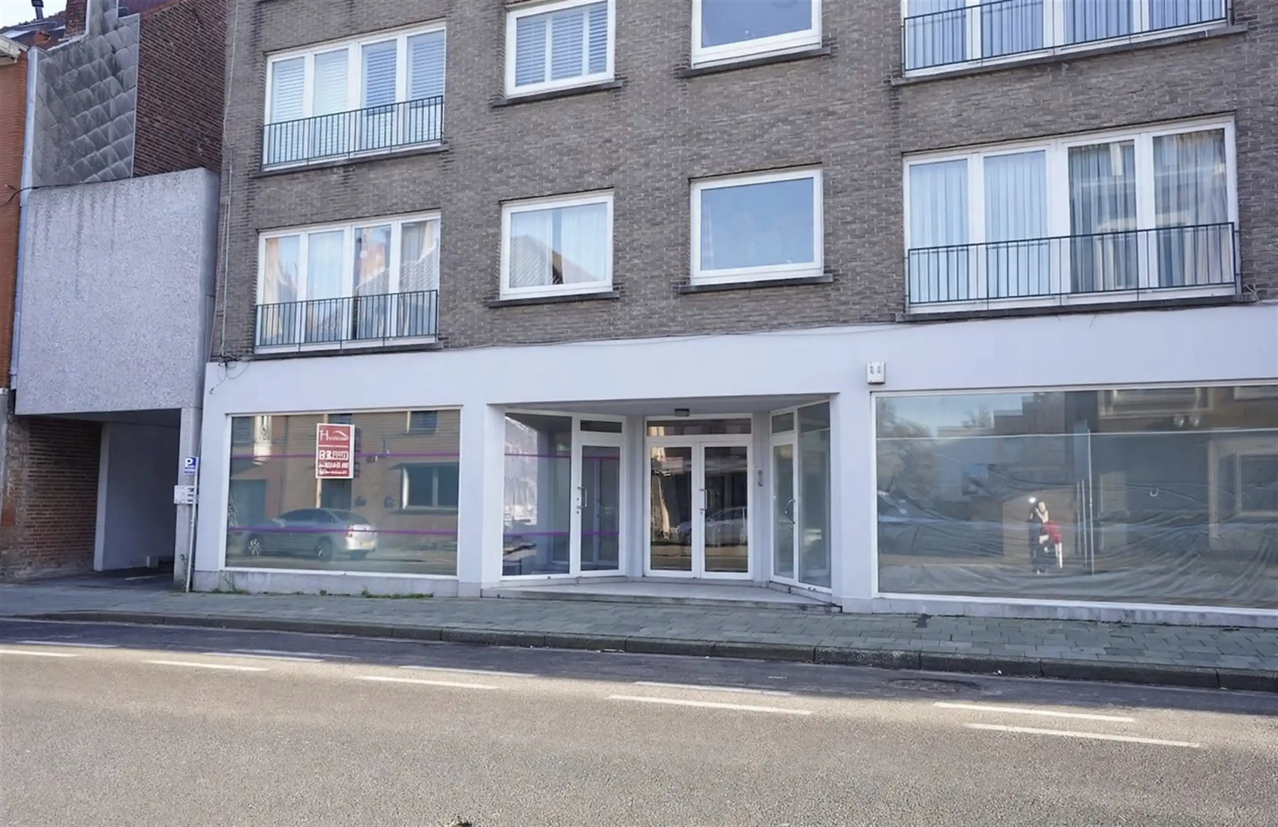 Uitstekend gelegen mooie praktijk/ bureel met staanplaats foto 9