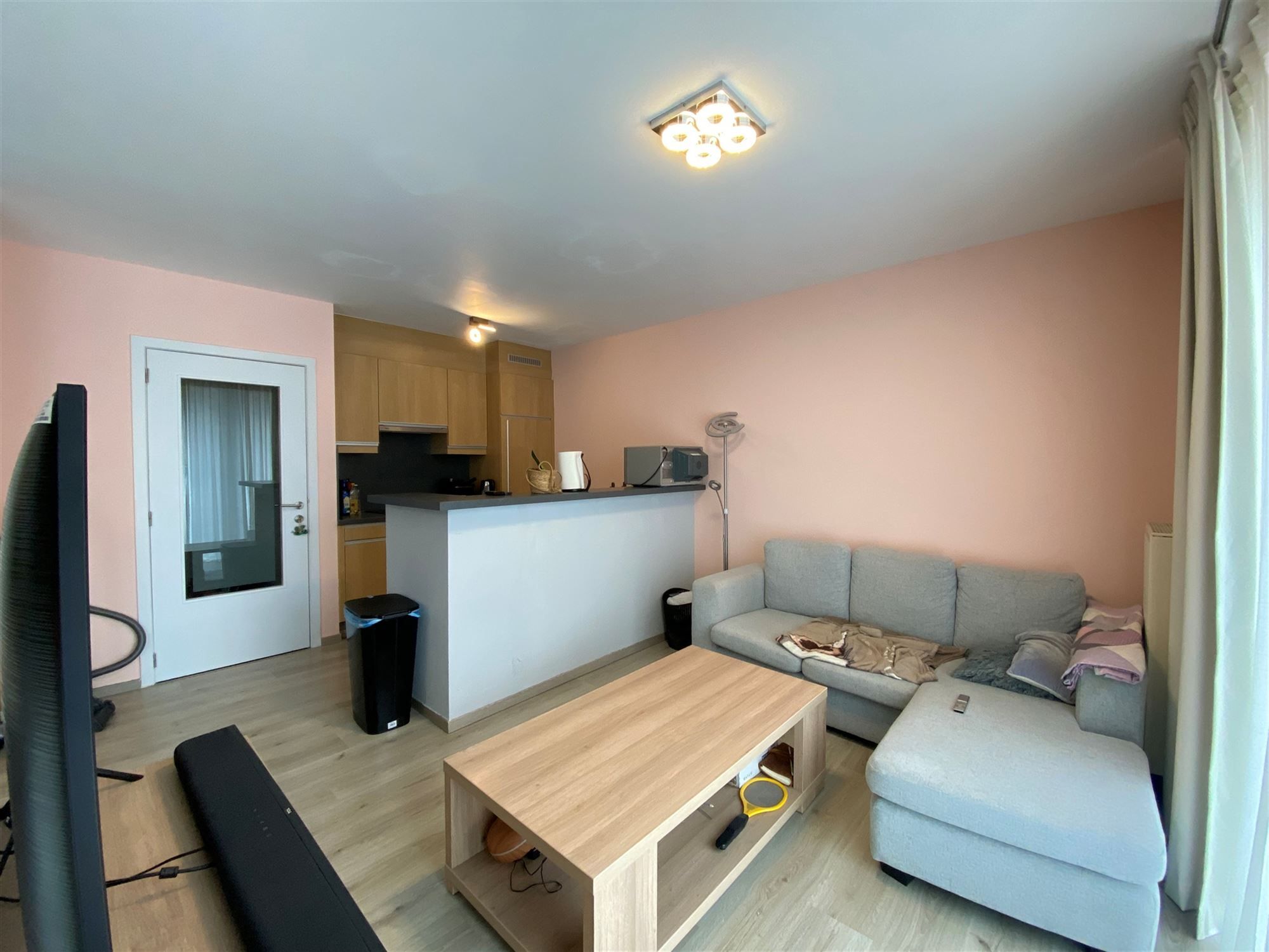 2 slaapkamer-appartement met terras en garage, gelegen in het centrum van Oosteeklo foto 4