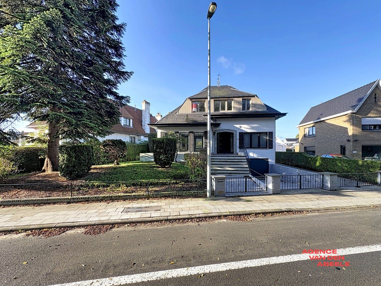 Ruime alleenstaande villa met grote tuin en veranda foto {{pictureIndex}}