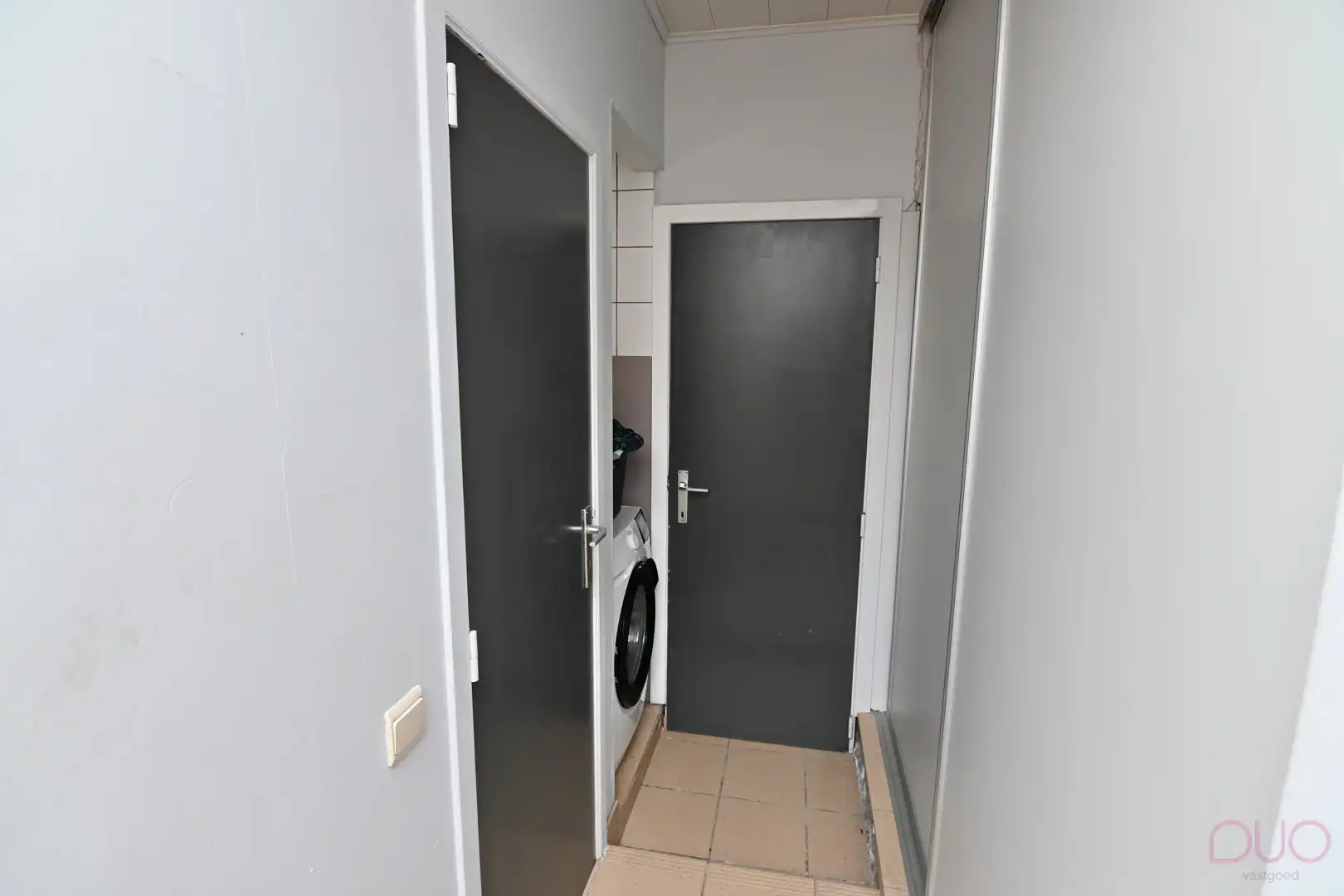 Instapklare halfopen bebouwing met parkeerplaats aan de achterzijde foto 12