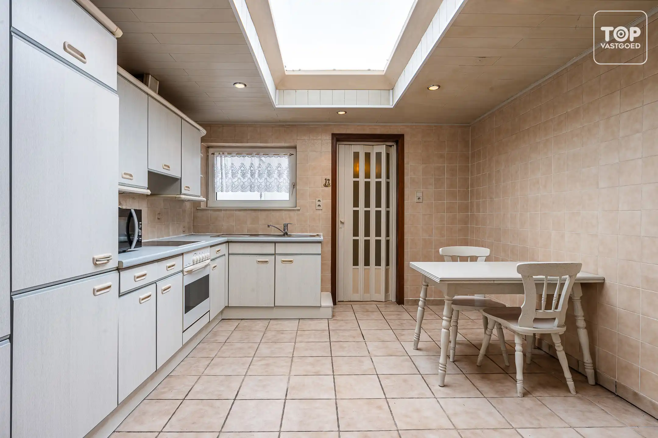 Woning met 2 slaapkamers, zolder en buitenkoer op een steenworp van het historisch centrum.  foto 7