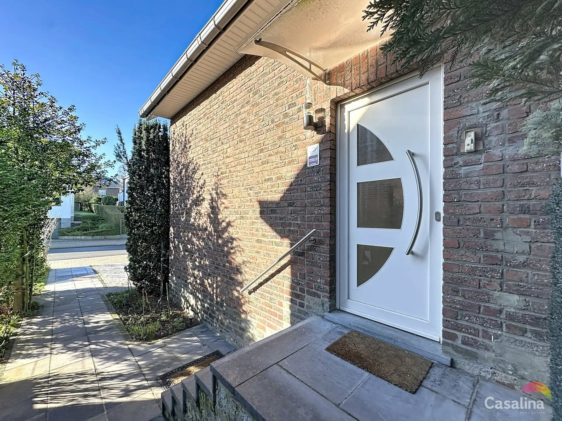 Ruime en comfortabele gezinswoning met tuin foto 2