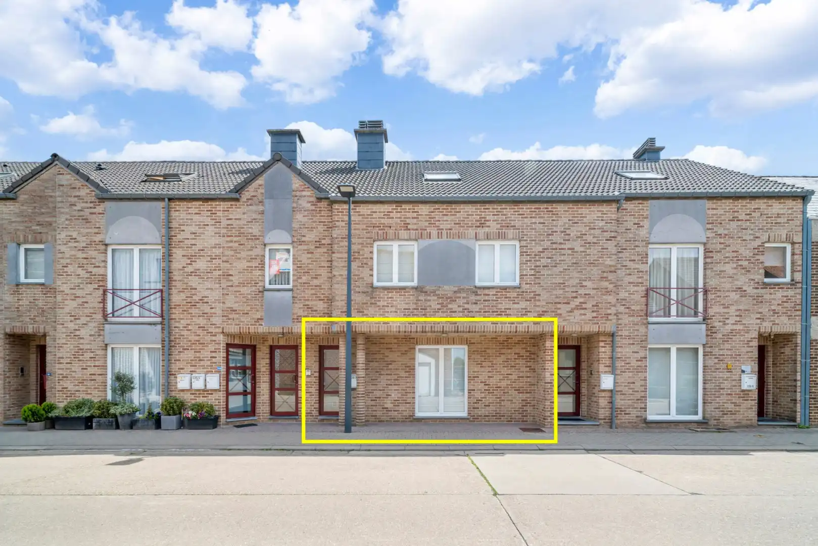 Verzorgd, degelijk en betaalbaar appartement met ruime kelder en inpandige garage foto 2