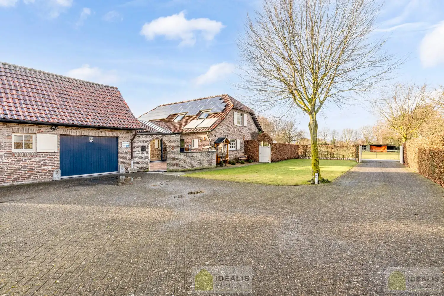 IDEALIS VASTGOED – ROYALE, INSTAPKLARE EN ZEER GOED ONDERHOUDEN GEZINSWONING OP EEN RUIM EN RUSTIG PERCEEL VAN 44A 33CA MET 5 KNAPPE SLAAPKAMERS, HEERLIJKE VERANDA, VRIJSTAANDE GARAGE EN 32 ZONNEPANELEN MÉT CERTIFICATEN ÉN ZONNEBOILER - De woning omvat maar liefst +- 265m² bewoonbare oppervlakte met ruime woonkamer, uitgeruste keuken, 5 slaapkamers, badkamer, vrijstaande garage én 32 zonnepanelen. De woning is rustig gelegen op een perceel met een opp. van 44a 33ca. foto 5