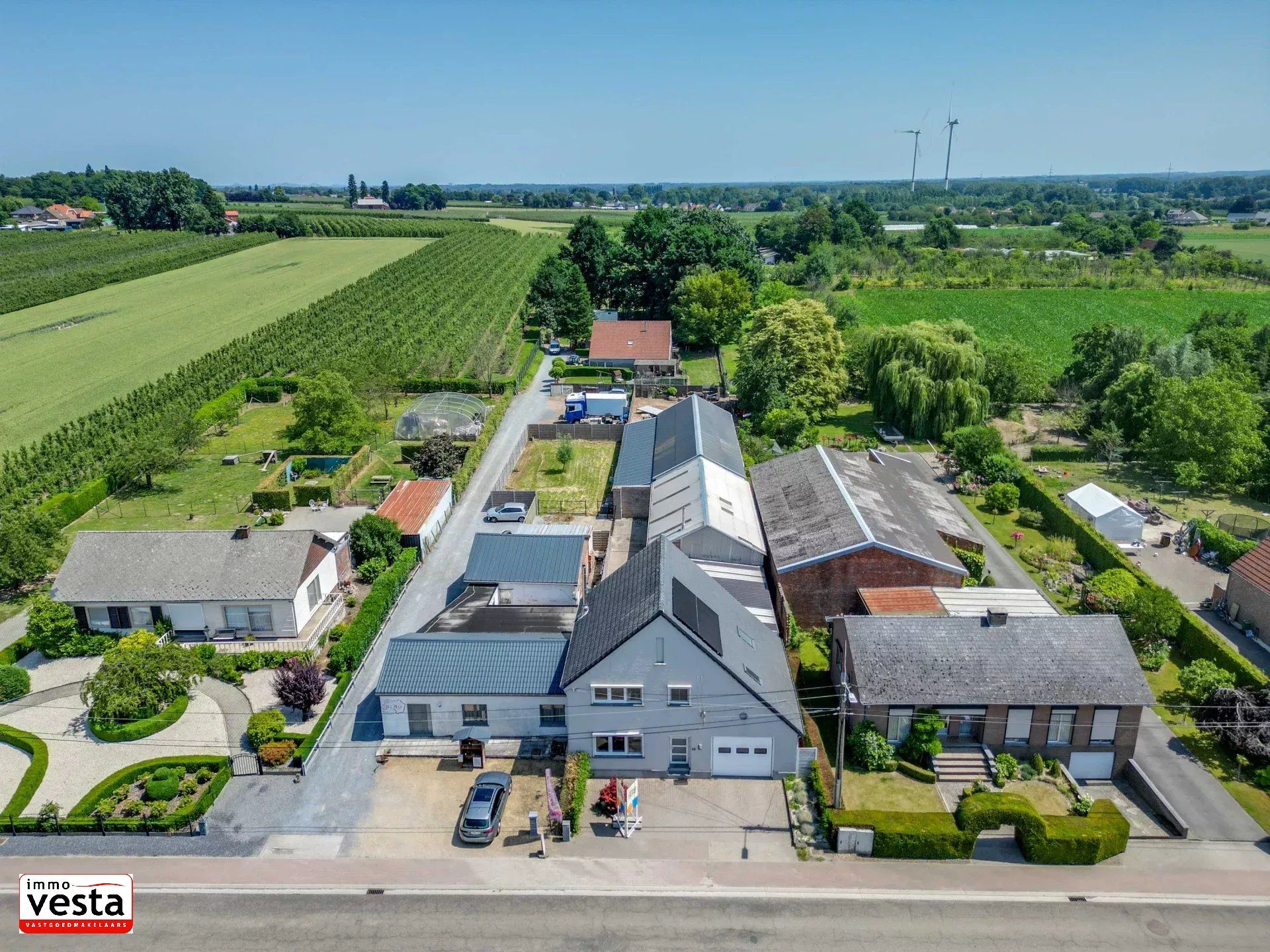 Ruime , landelijk gelegen woning met loods foto {{pictureIndex}}