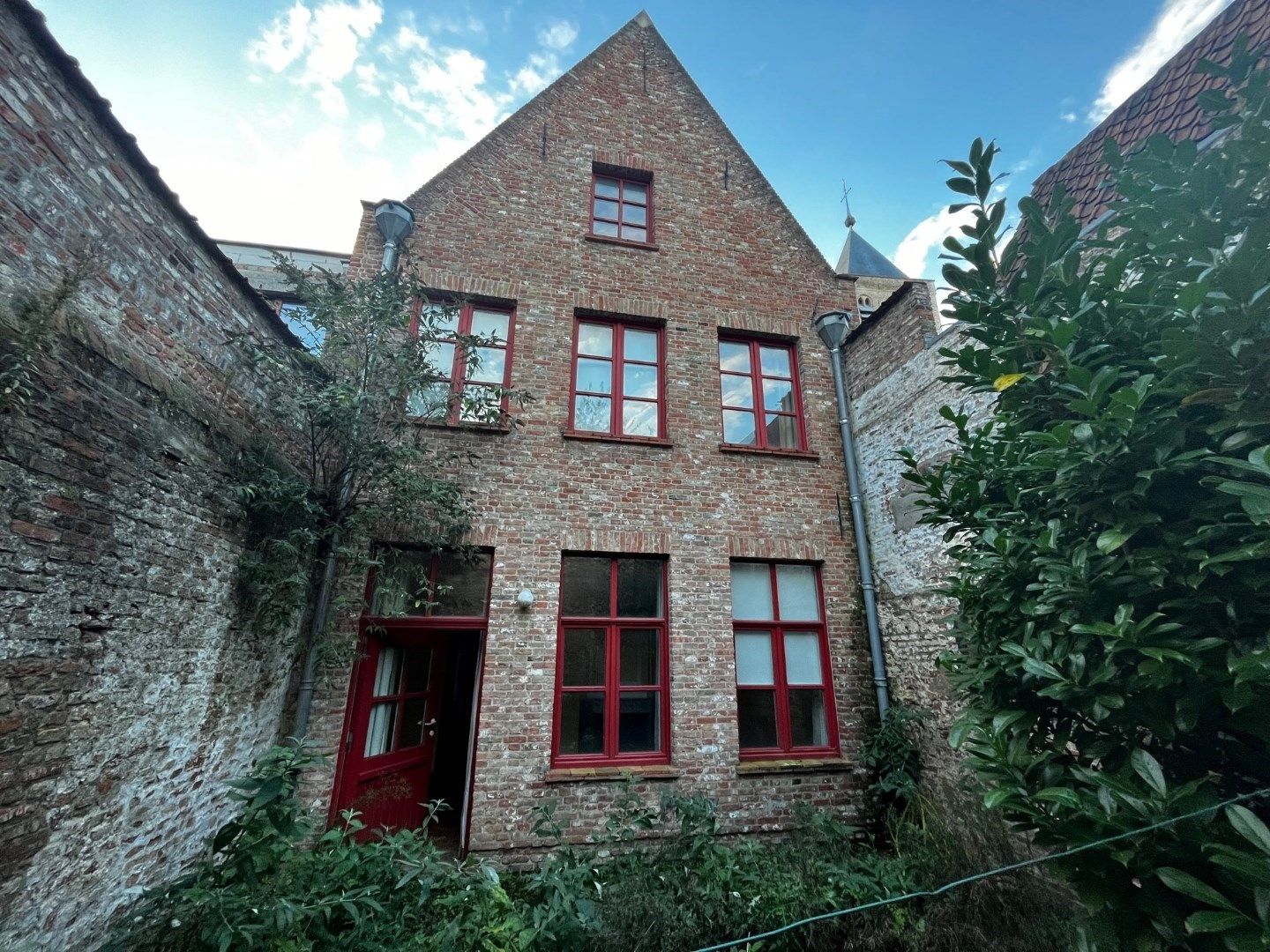 Karaktervol burgershuis gelegen aan de St-Jakobskerk in de historische stadskern  foto 3