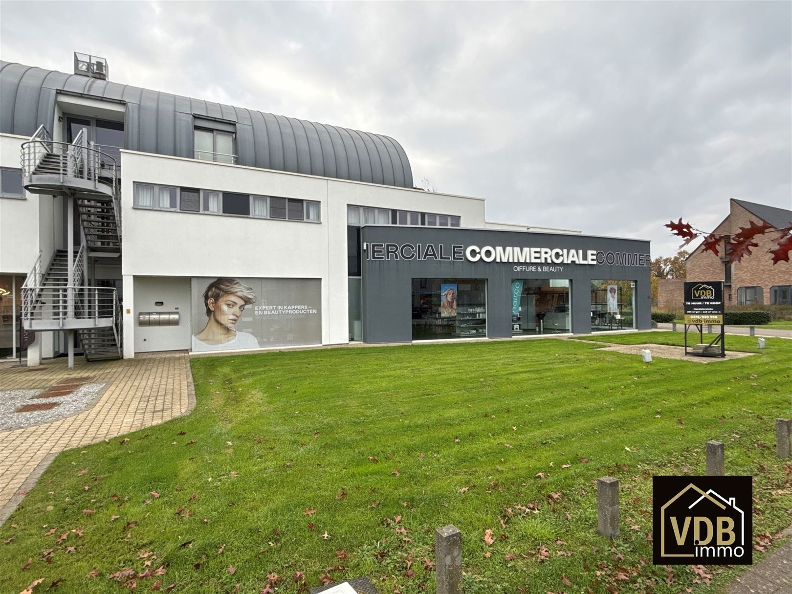Commercieel gebouw op toplocatie geschikt voor vele doeleinden: kantoor, kleinhandel, groothandel... foto 7