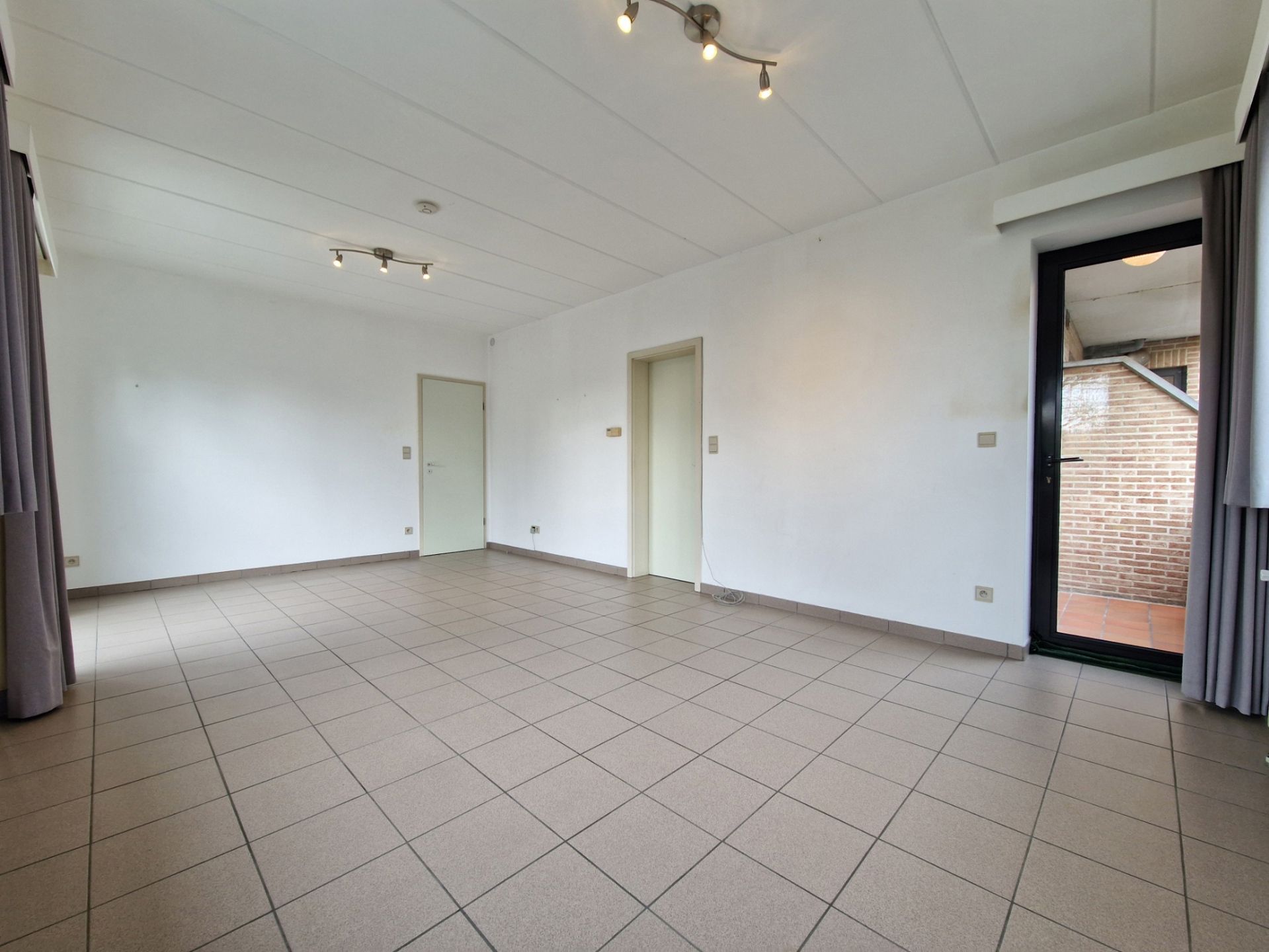 Instapklaar appartement met 2 slaapkamers, berging & parking foto 5