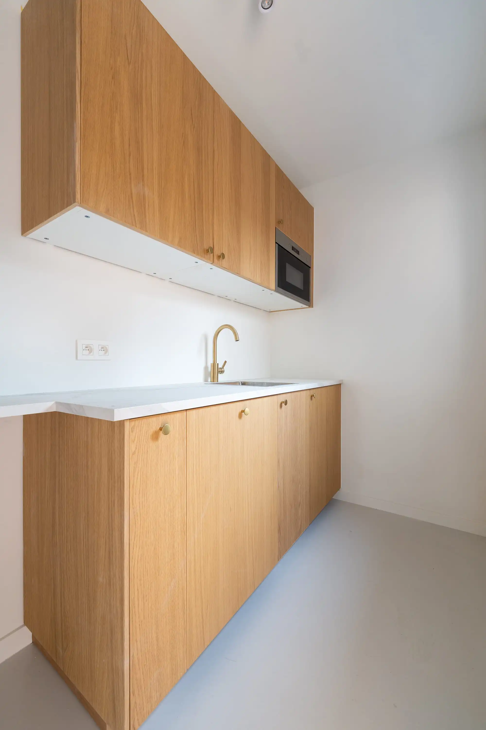 Volledig gerenoveerde bureau met koer in Sint-Pieters-Leeuw foto 4