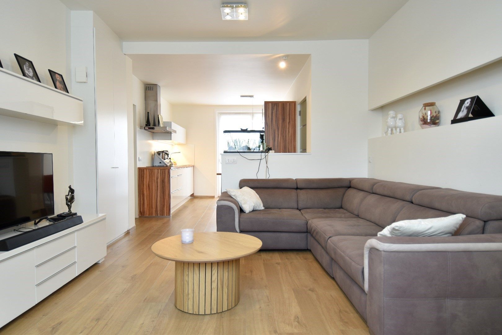 Handelspand op commerciële ligging met bovenliggend 3-slaapkamer appartement te Bissegem foto 5