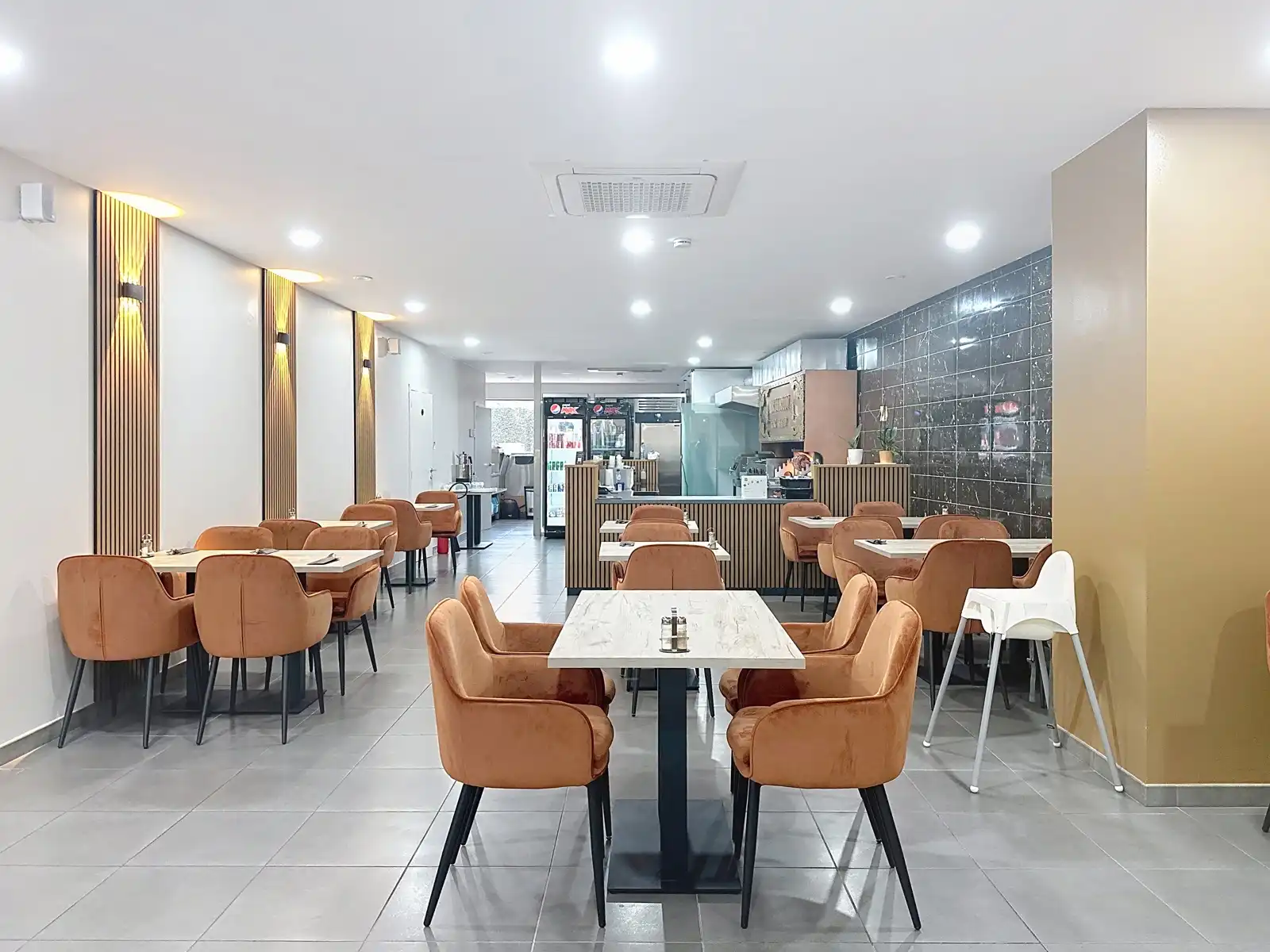 Commercieel pand in winkelcentrum Aartselaar foto 2