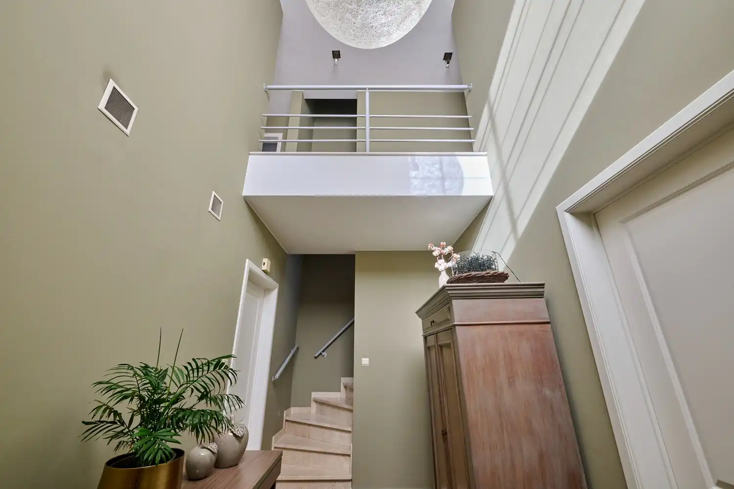Prachtige instapklare villa met heerlijke leefruimtes voorzien van alle comfort, 4 slaapkamers, 3 badkamers, een perfect aangelegde tuin in alle privacy foto 2