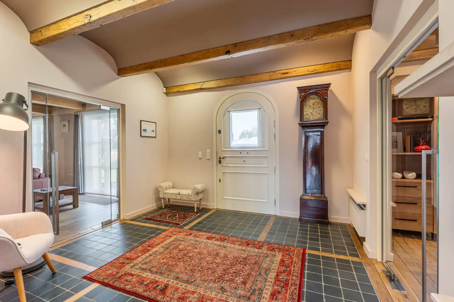 Woning met aparte praktijkruimte(opslagruimte) op strategisch gelegen locatie, instapklaar en energiezuinig! foto 2