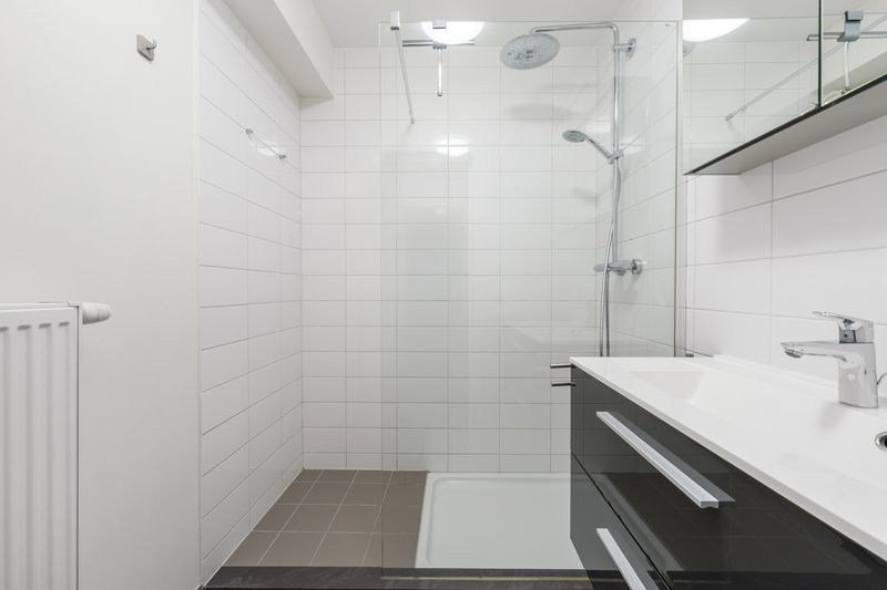 Roeselare-Centrum – UNIEK woonconcept gelijkvloers appartement met tuin, terras & garage in hippe wijk OVERSTATIE foto 11