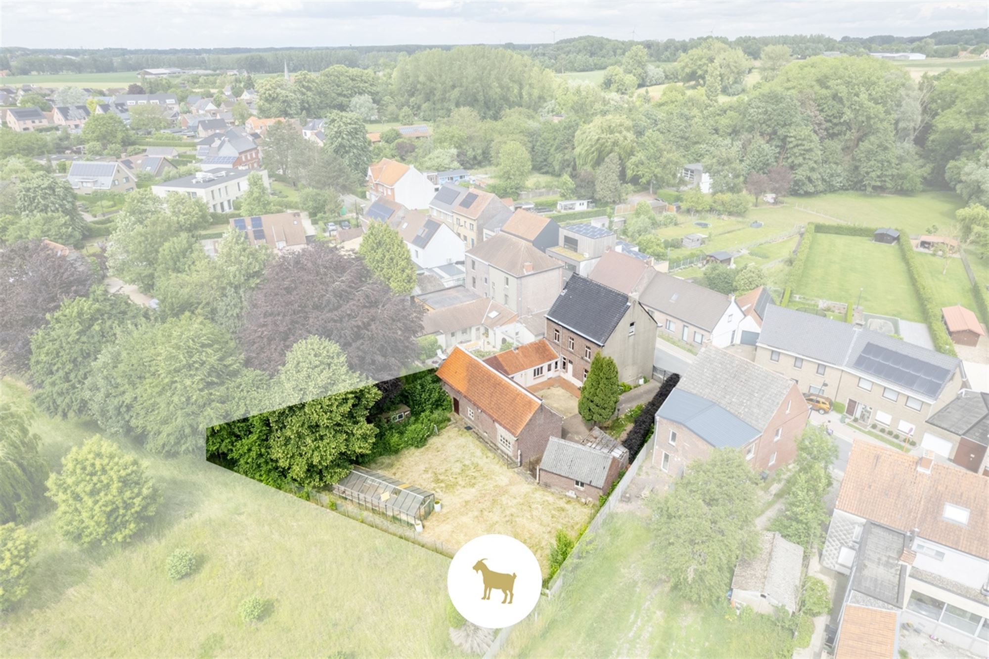 Ruime DORPSWONING met SCHUUR, BIJGEBOUW, BINNENKOER, TUIN & 4 (tot 5) SLAAPKAMERS, op een PERCEEL grond van ca. 920m² foto 4