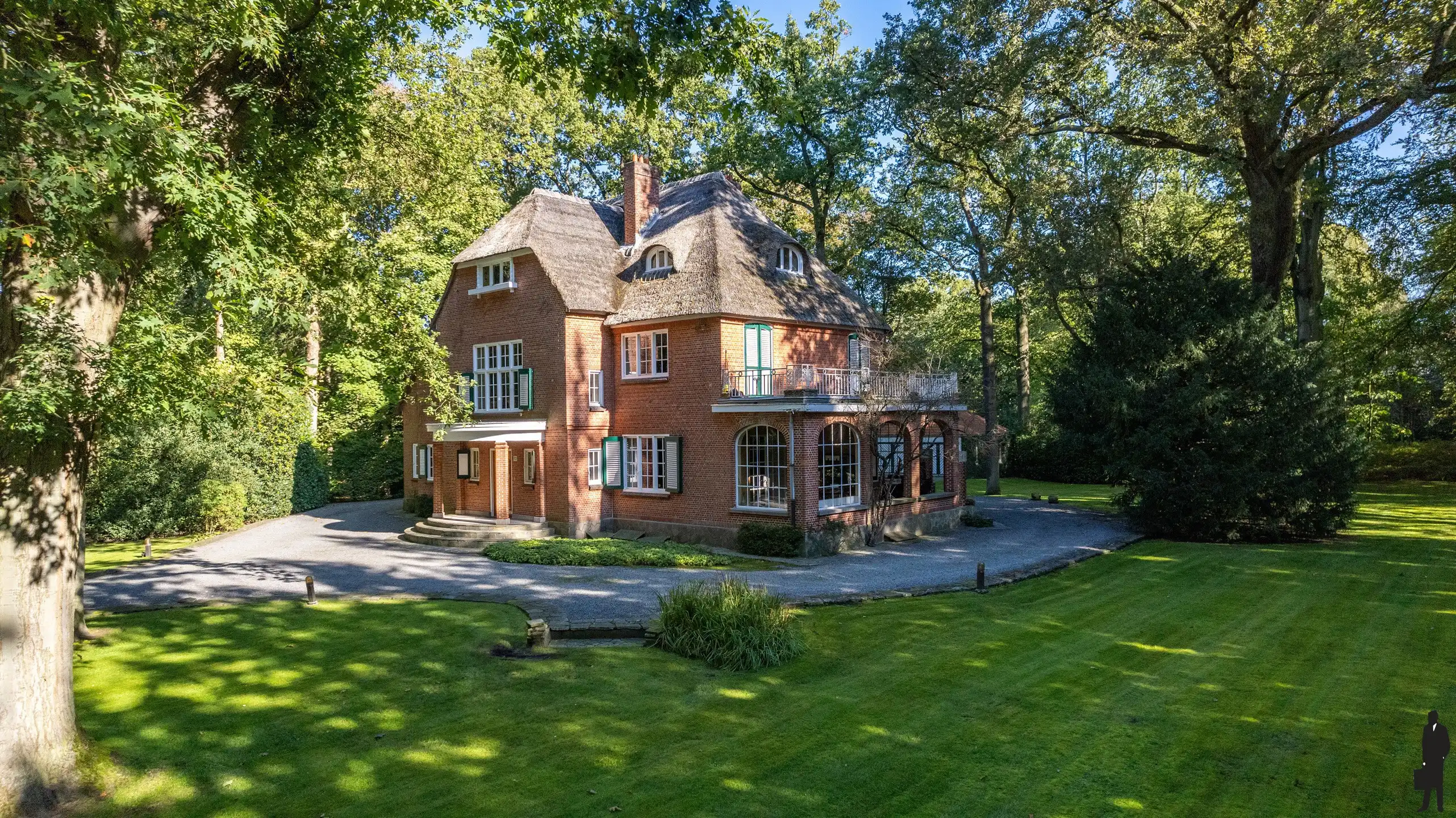 In Vriesdonk, rietgedekte karaktervolle villa met authentieke elementen, prachtige parktuin, hoge plafonds en veel verbouwingspotentieel! &nbsp;Grondoppervlakte &nbsp;is ca. 9127m². foto 25