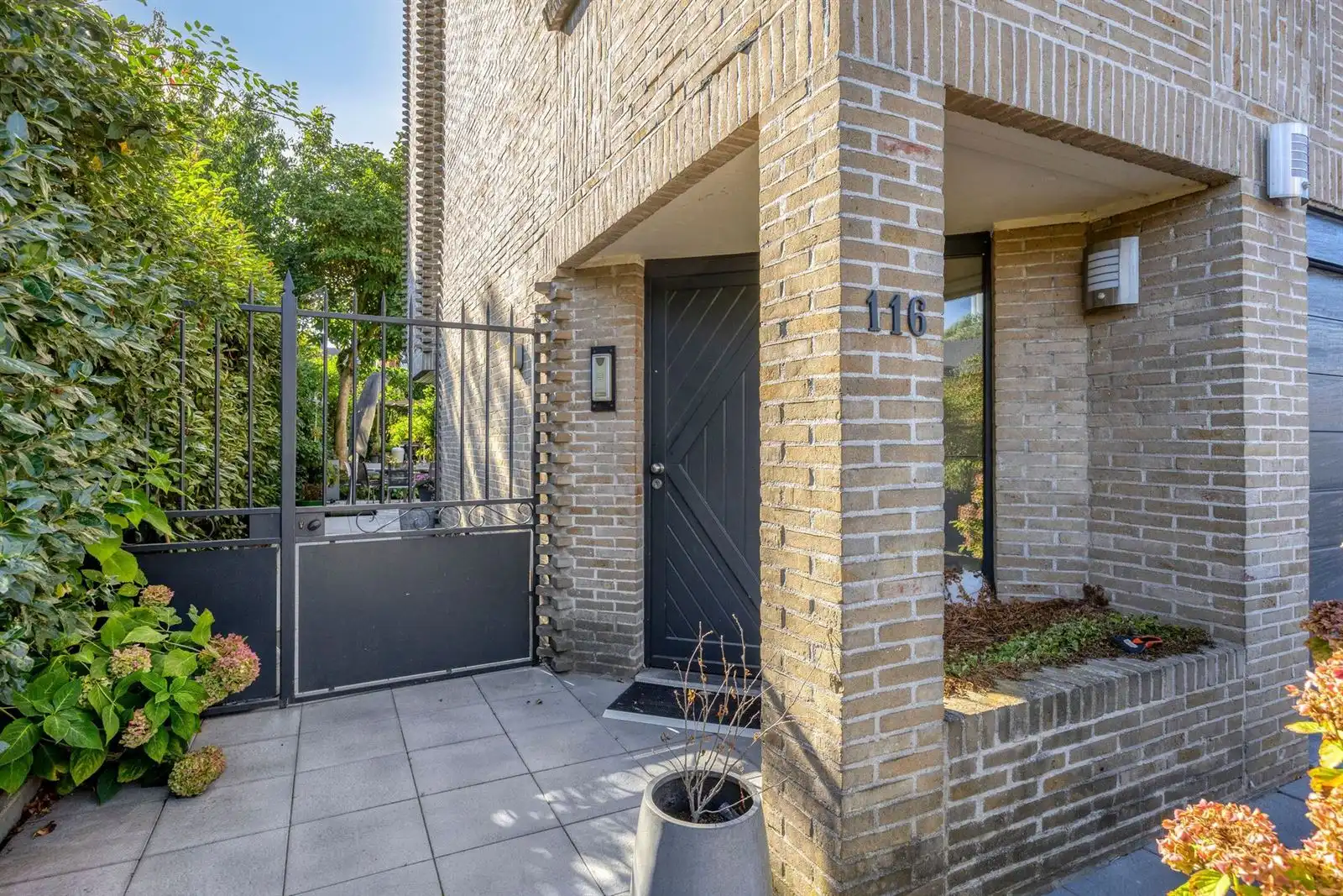 Lichtrijke en ruime 3-gevelwoning met tuin en dubbele garage foto 5