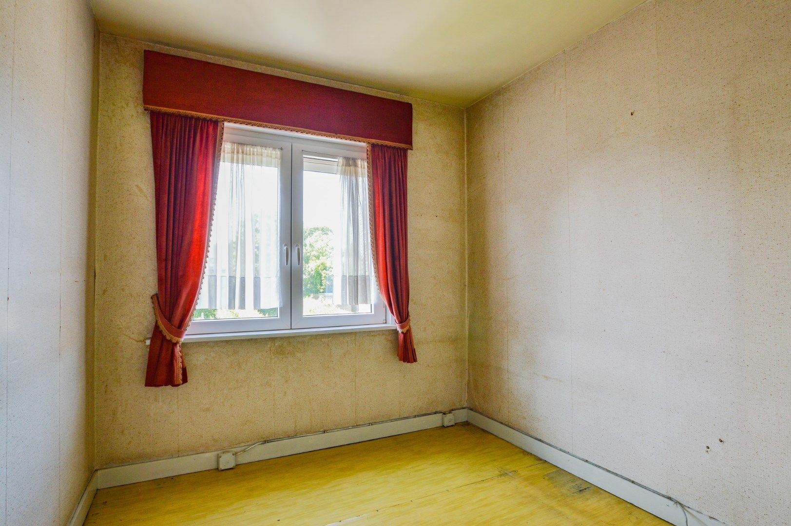 Te renoveren rijwoning in hartje Eernegem foto 9