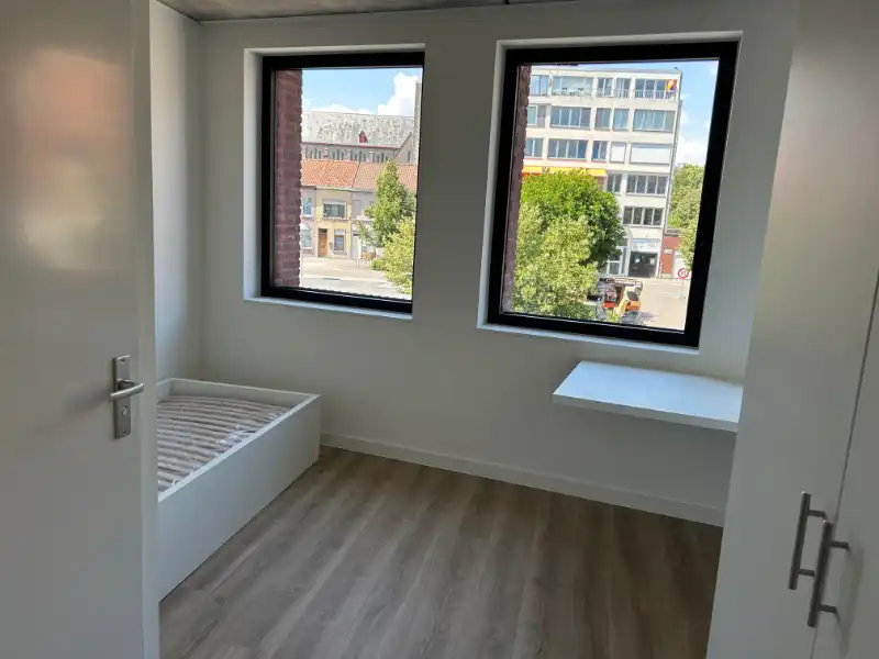 Moderne lichtrijke studentenkamer in een nieuwbouwproject op een top locatie in centrum Kortrijk met zicht op plein. foto 4