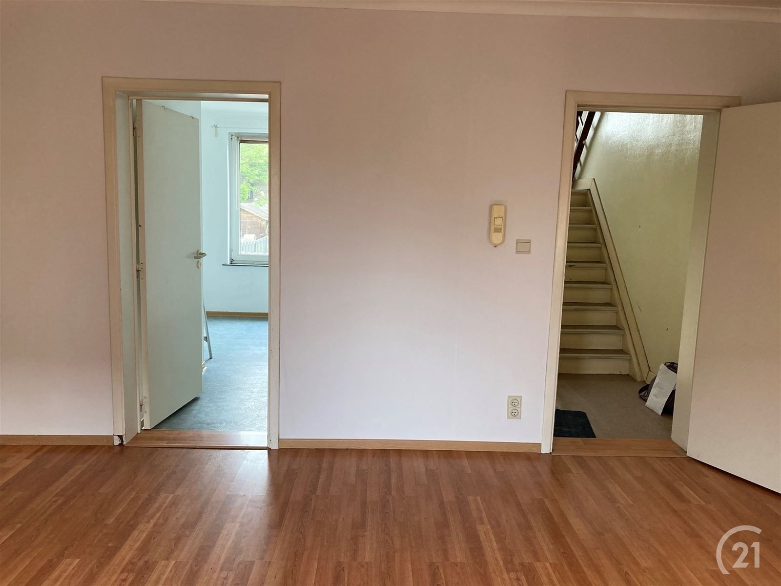 Appartement met zolderkamer in een klein gebouw! foto 6