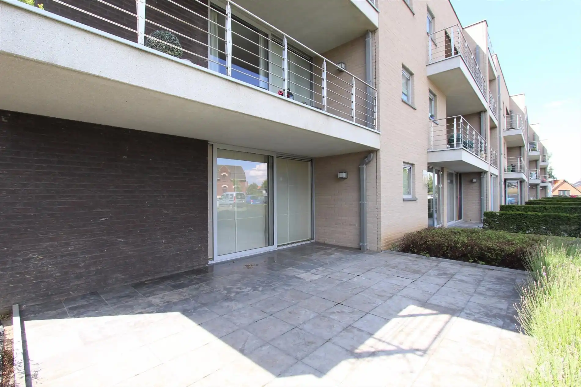 GELIJKVLOERS APPARTEMENT MET RUIM ZONNETERRAS EN GARAGE foto 5