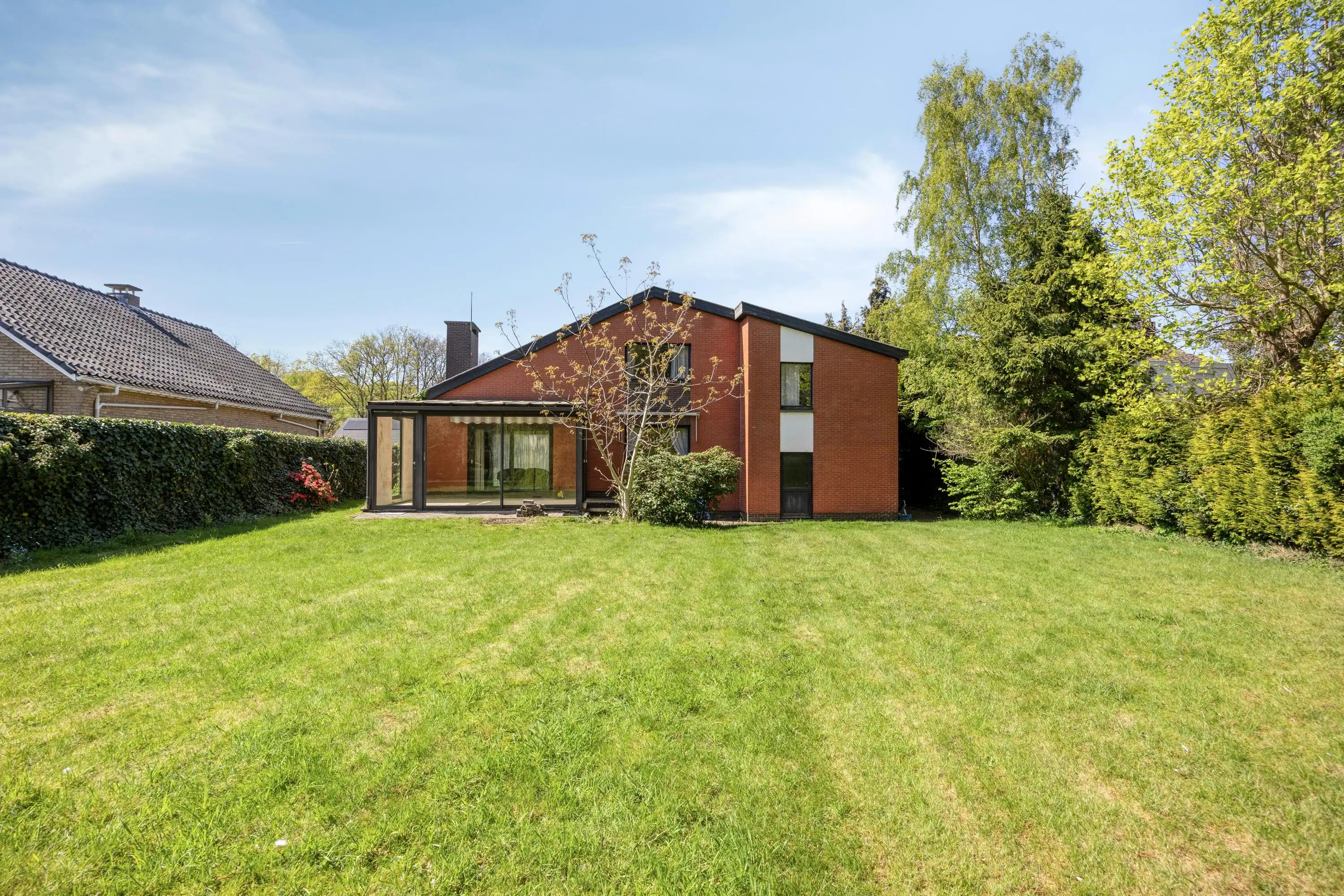 Te renoveren woning met grote tuin in Heide-Kalmthout! foto 2