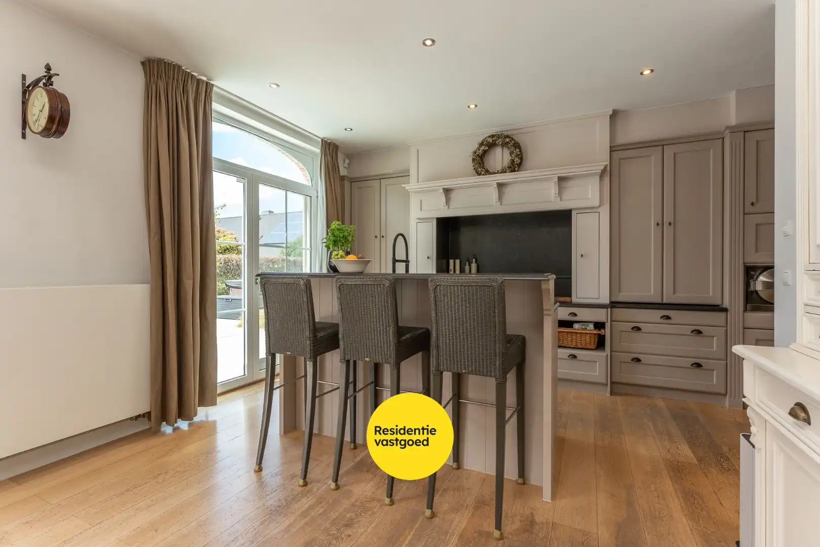 Exclusieve villa met zwembad en poolhouse in de nieuwe St-Annawijk te Sint-Andries foto 5