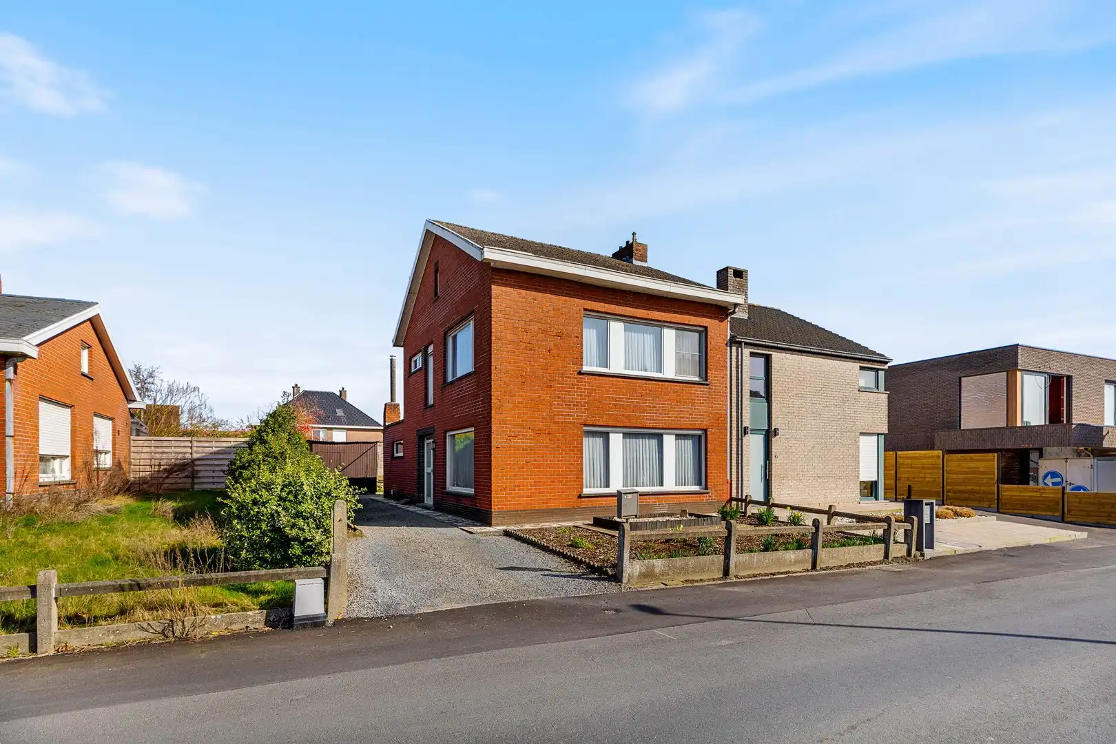 Hoofdfoto van de publicatie: Halfopen bebouwing op een perceel van 430 m² in Koolskamp