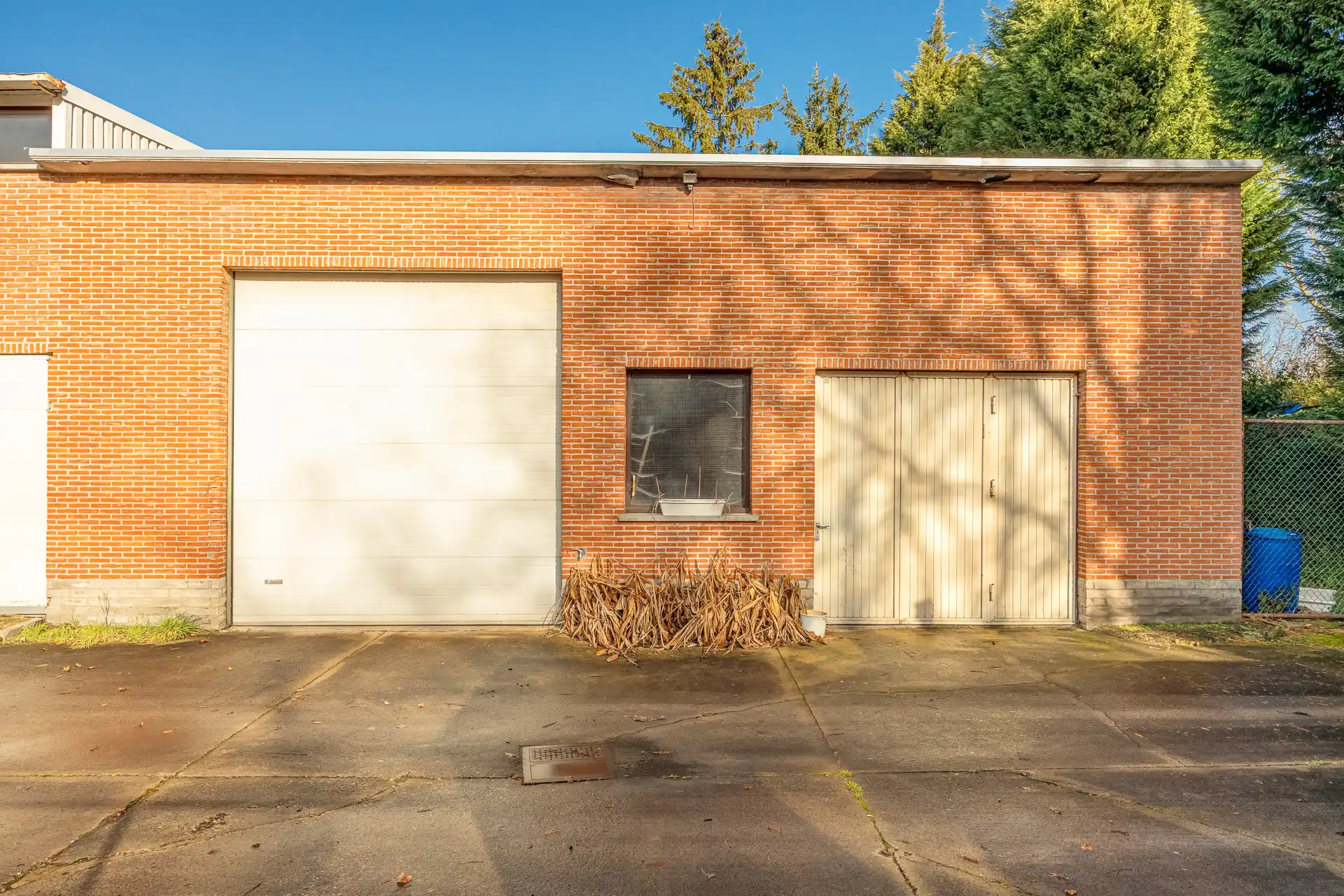Ruime villa met garage en zwembad foto 32