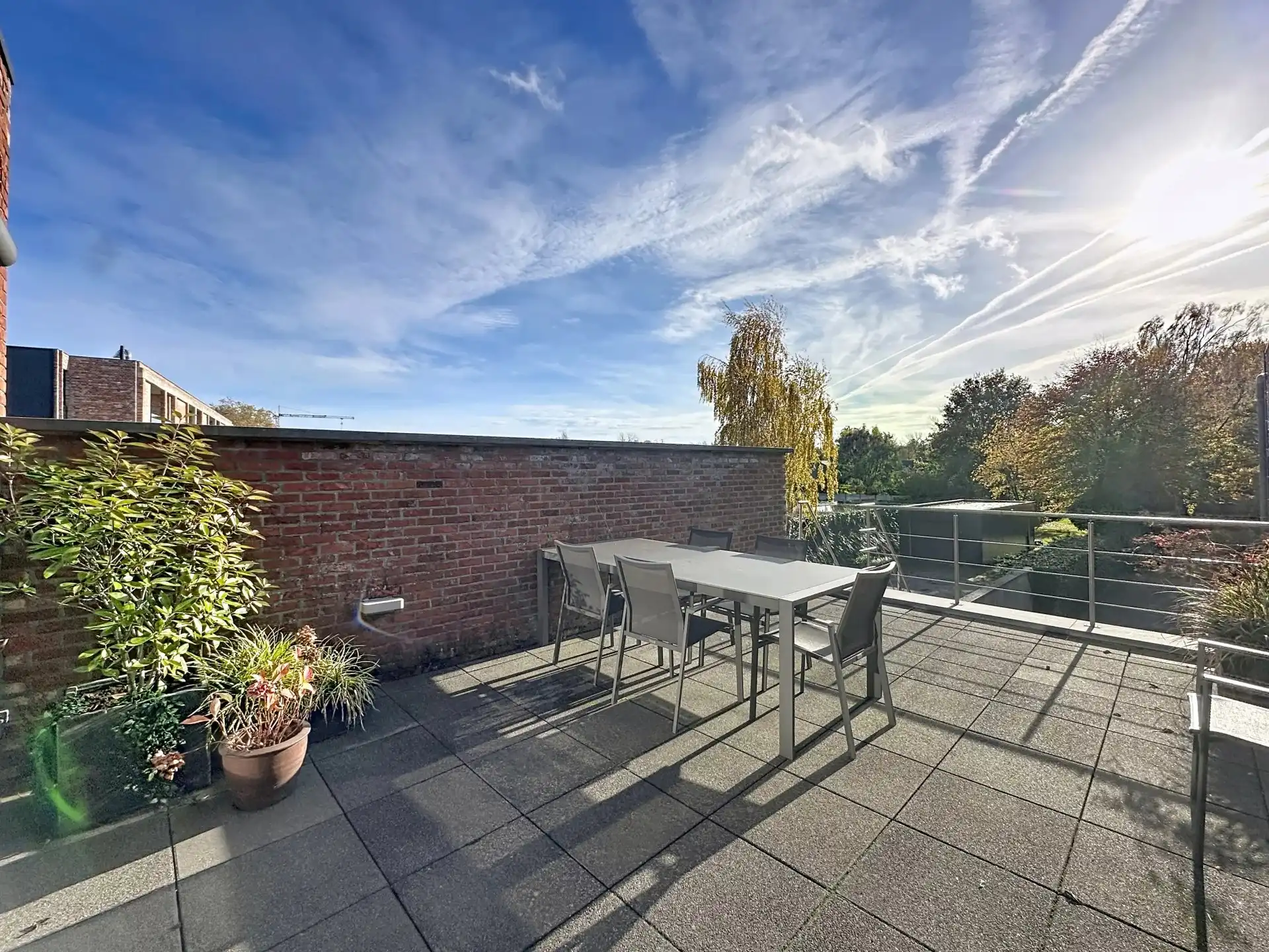 Zeer ruim en luxueus appartement met 2 slaapkamers, terras, tuin en overdekte staanplaats. foto 27