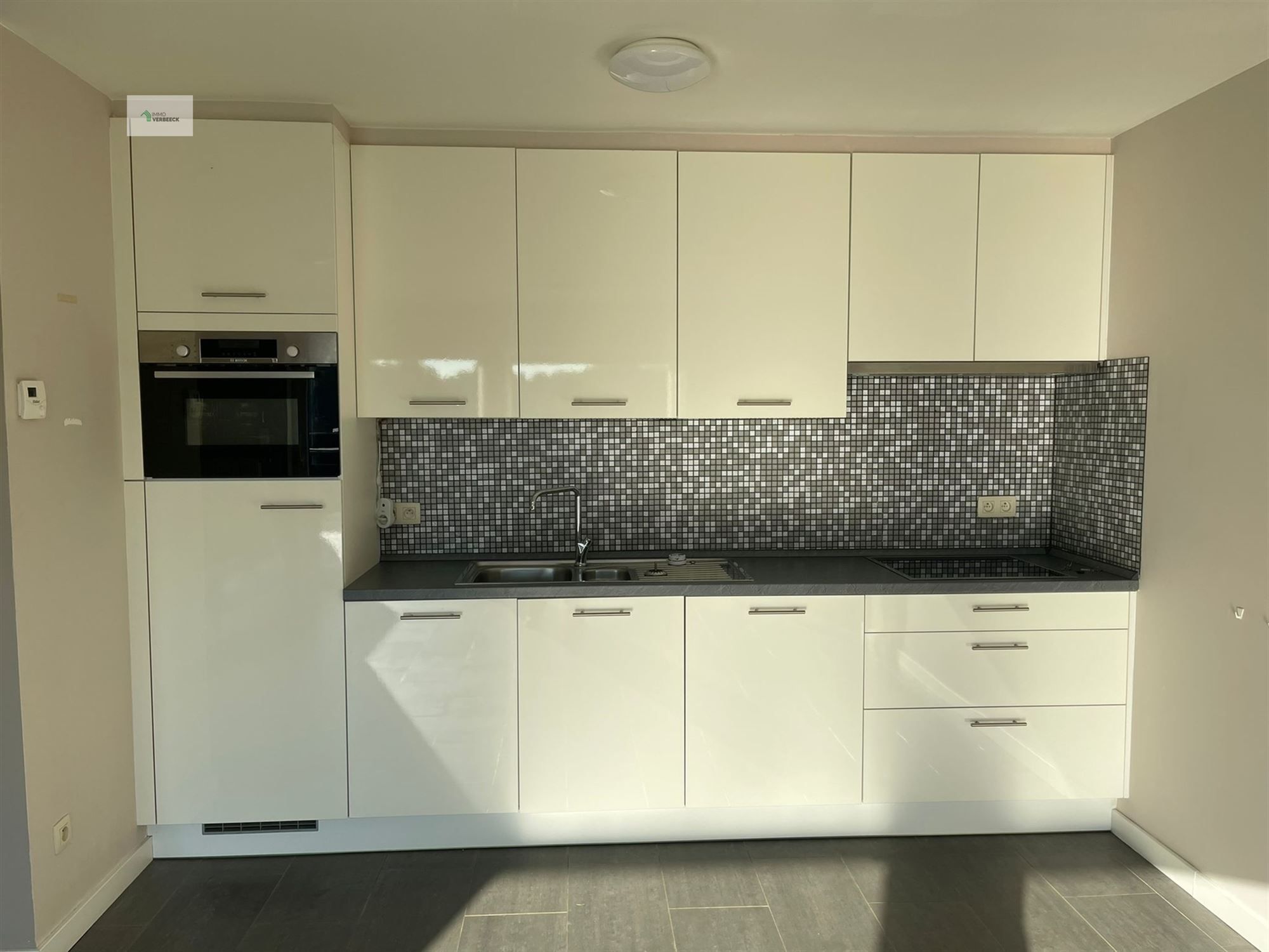 Instapklaar één slaapkamer appartement met afgesloten garage foto 2